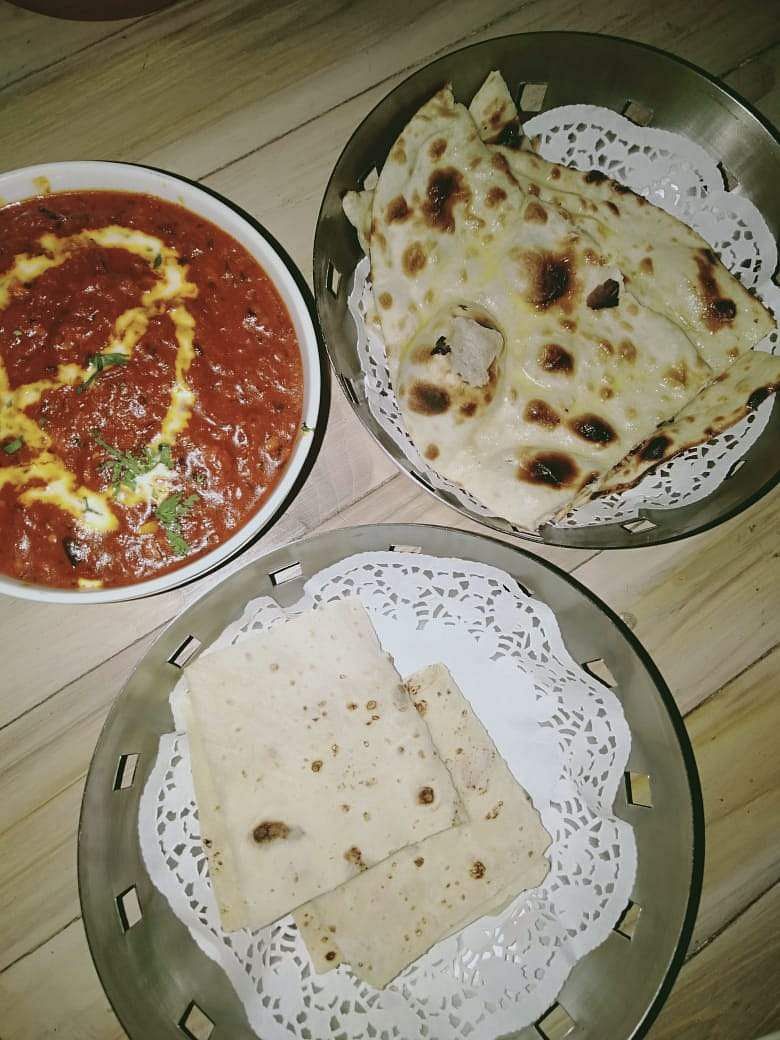 Dish,Food,Cuisine,Naan,Ingredient,Roti,Chapati,Kulcha,Flatbread,Punjabi cuisine