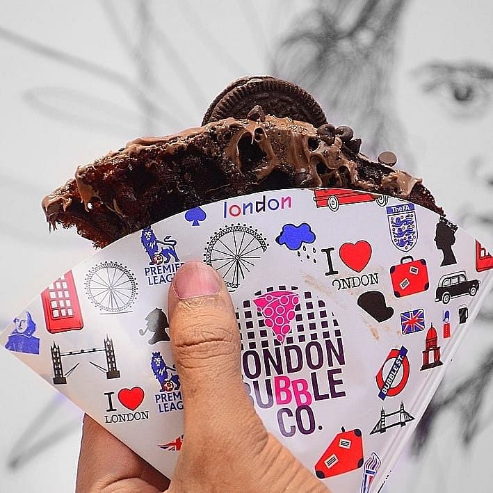 Snack,Frozen dessert,Food,Cookie,Cookies and crackers,Ice cream,Dessert,Finger,Hand,Baked goods