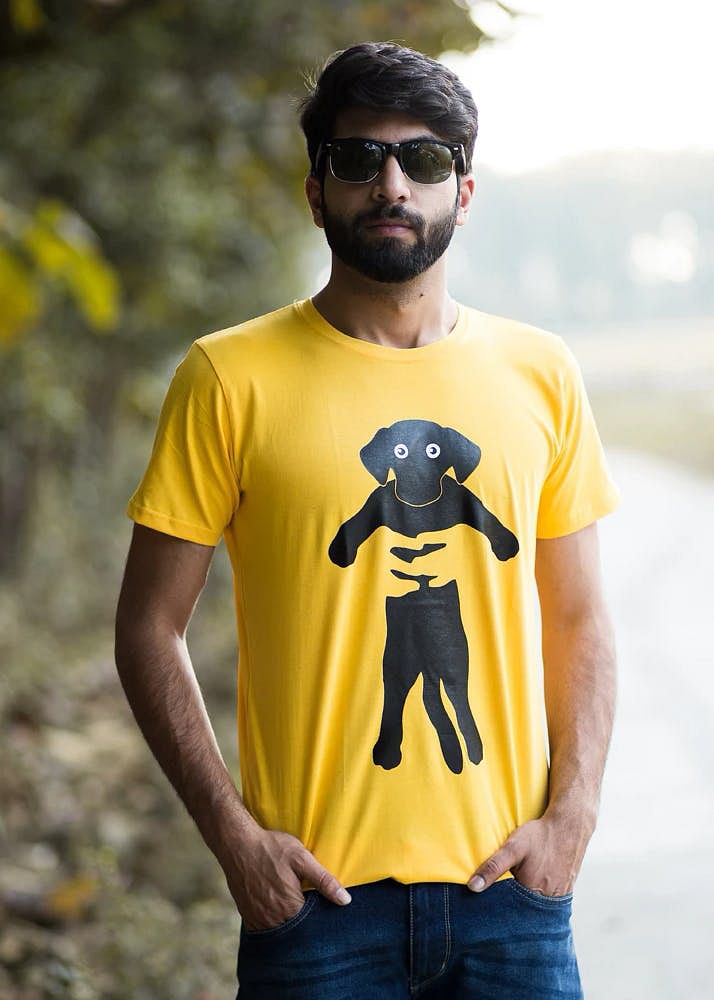 T-shirt,Yellow,Black,Clothing,Cool,Facial hair,Sleeve,Top,Beard,Glasses