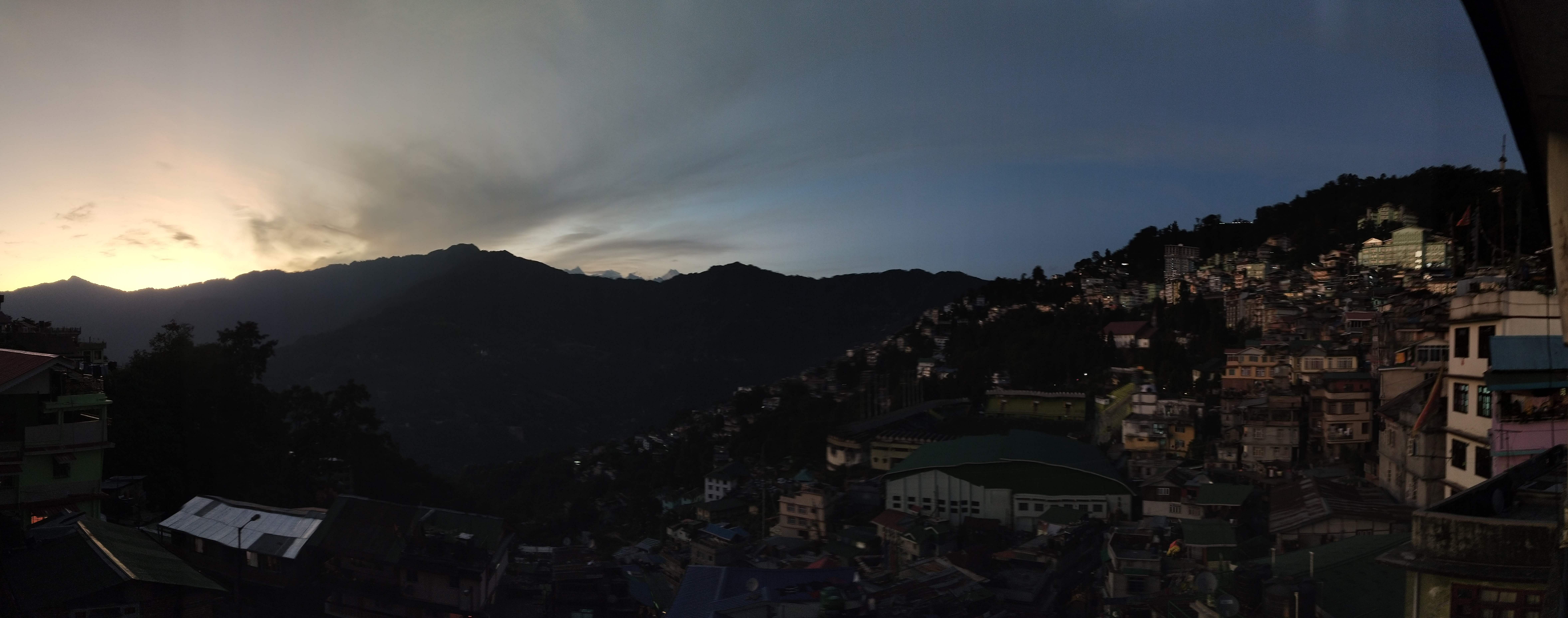 Cloud,Sky,Atmosphere,Mountain,Afterglow,Dusk,Cumulus,Horizon,Landscape,Mountainous landforms