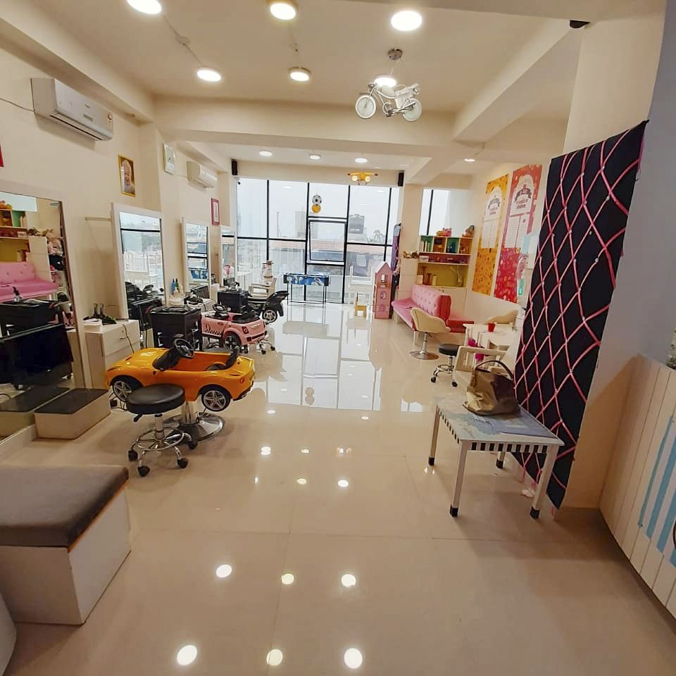 Interior design,Property,Room,Building,Ceiling,Floor,Beauty,Living room,Flooring,Furniture