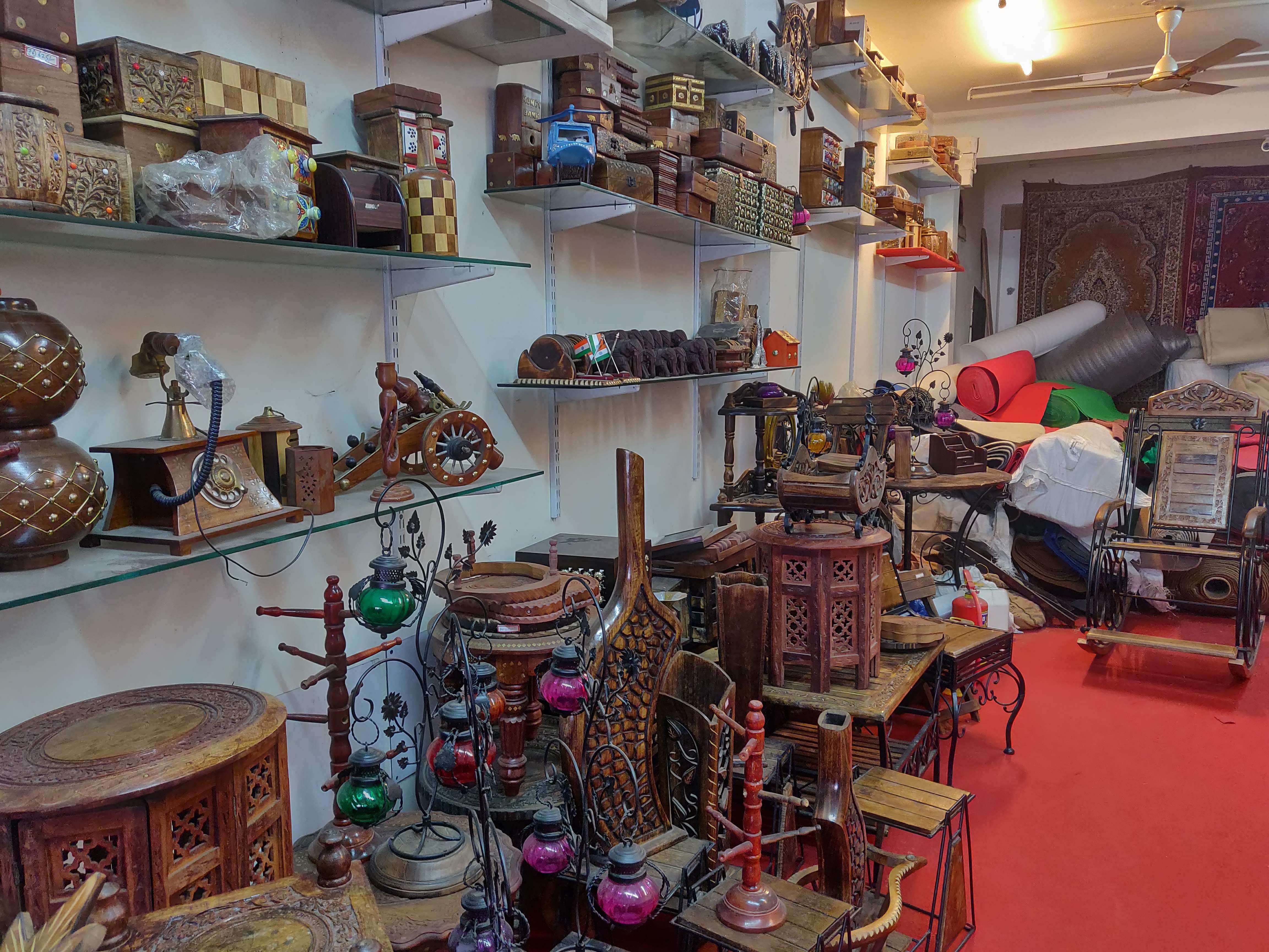 Antique,Souvenir,Building,Room,Bazaar,Interior design,Marketplace,Collection,Market