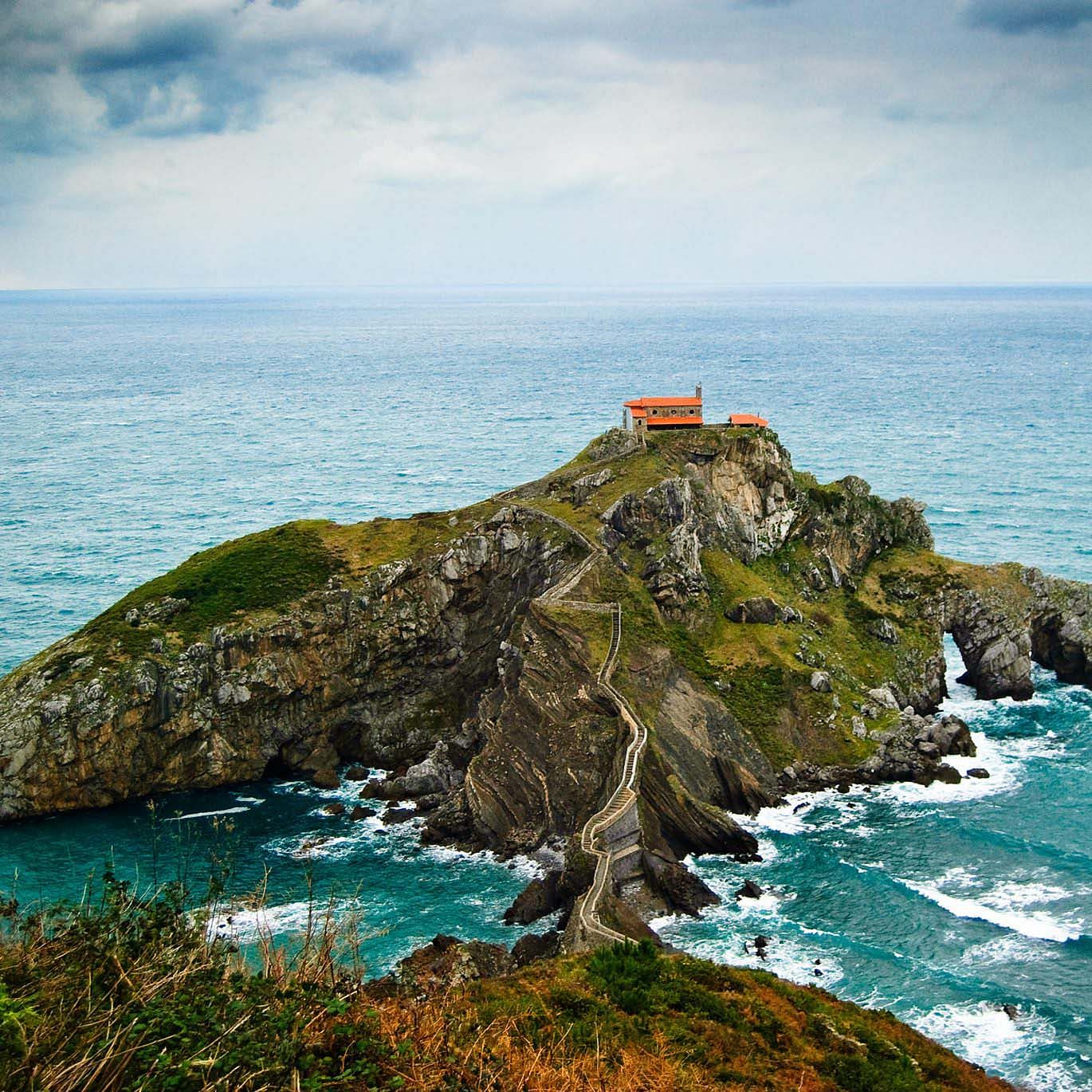 Sea,Coast,Promontory,Headland,Ocean,Coastal and oceanic landforms,Cliff,Sky,Natural landscape,Klippe