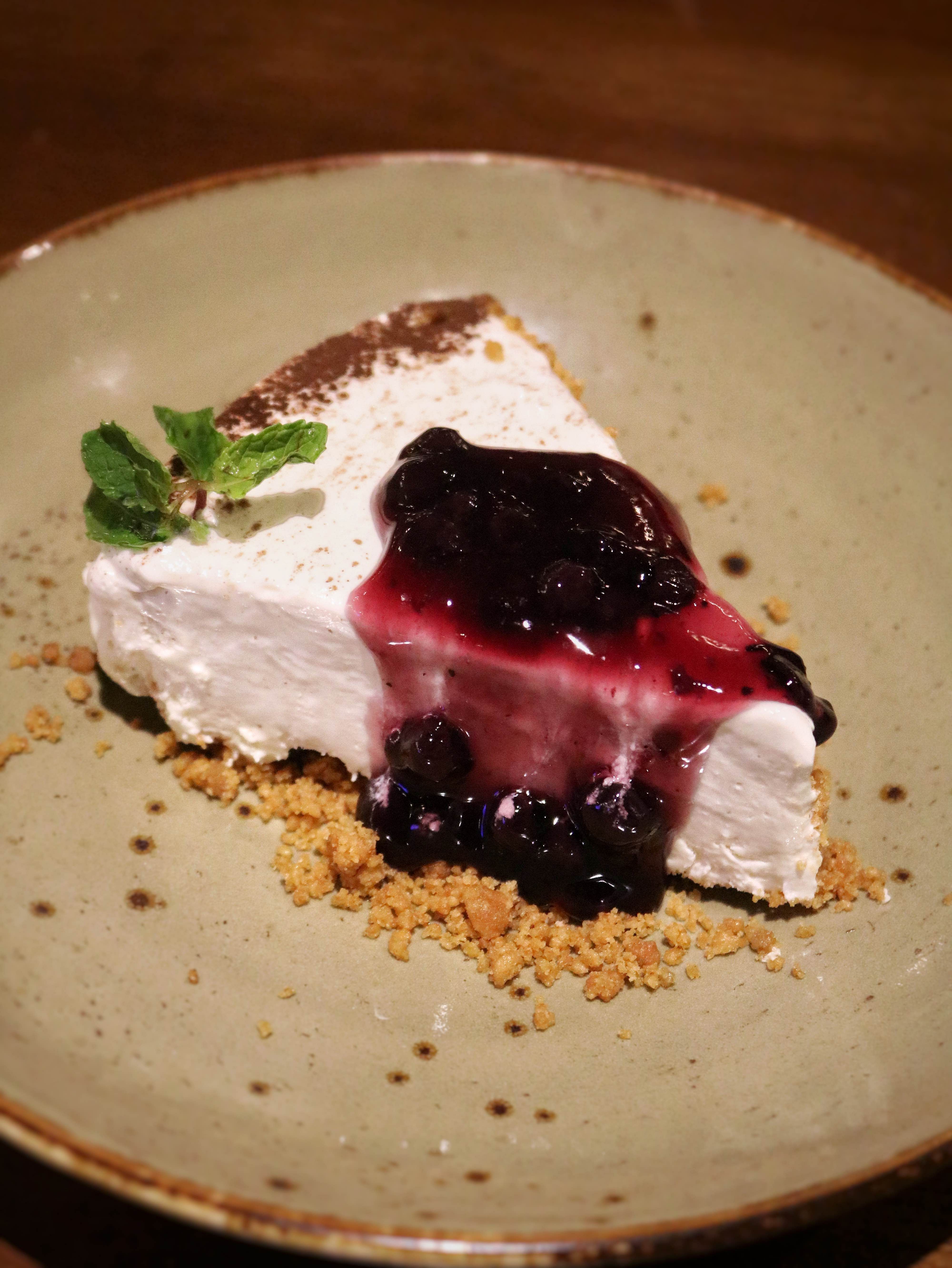 Dish,Food,Cuisine,Dessert,Ingredient,Blackberry,Pavlova,Cream,Whipped cream,Frozen dessert