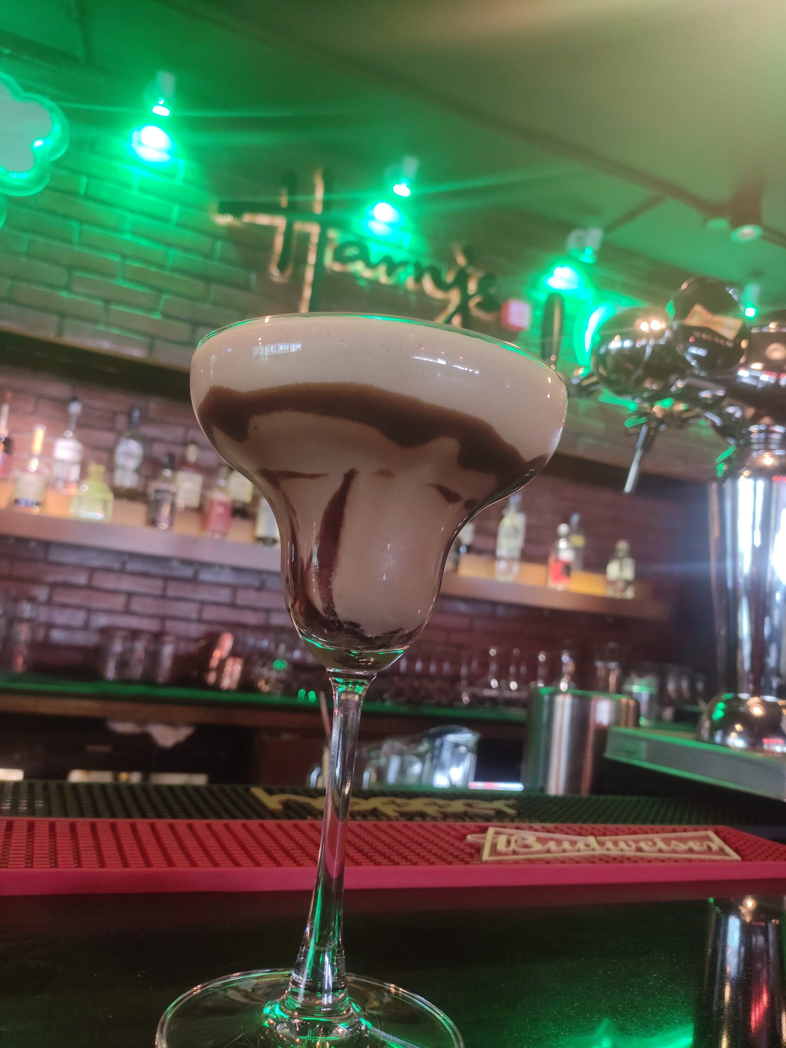 Drink,Alcoholic beverage,Distilled beverage,Grasshopper,Bar,Barware,Cocktail,Martini,Drinkware,Liqueur