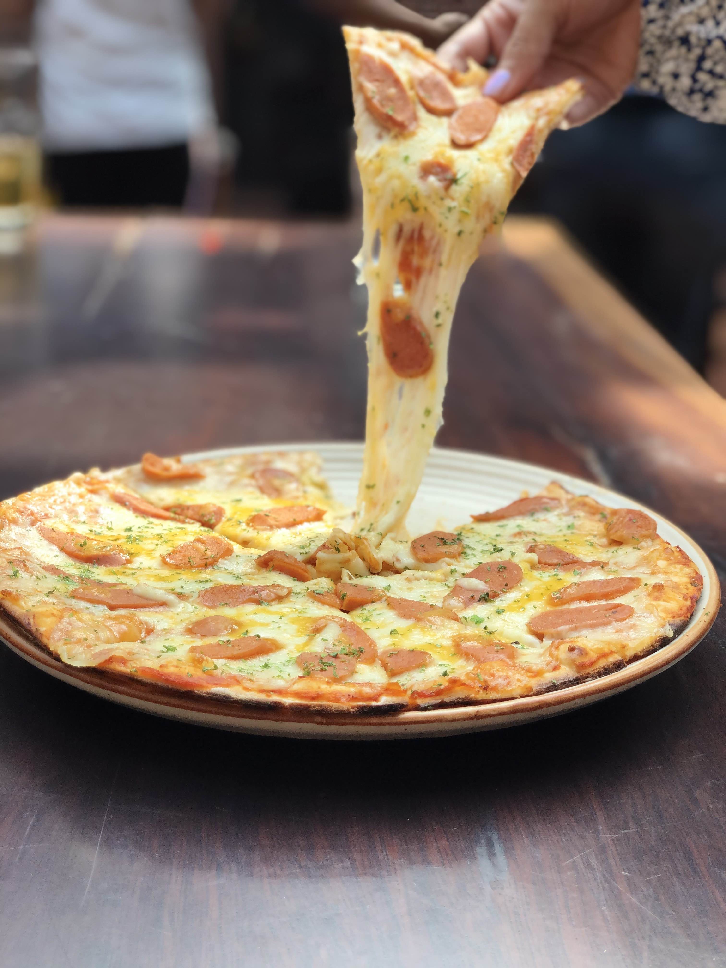 Dish,Food,Cuisine,California-style pizza,Pizza,Ingredient,Pizza cheese,Tarte flambée,Flatbread,Junk food