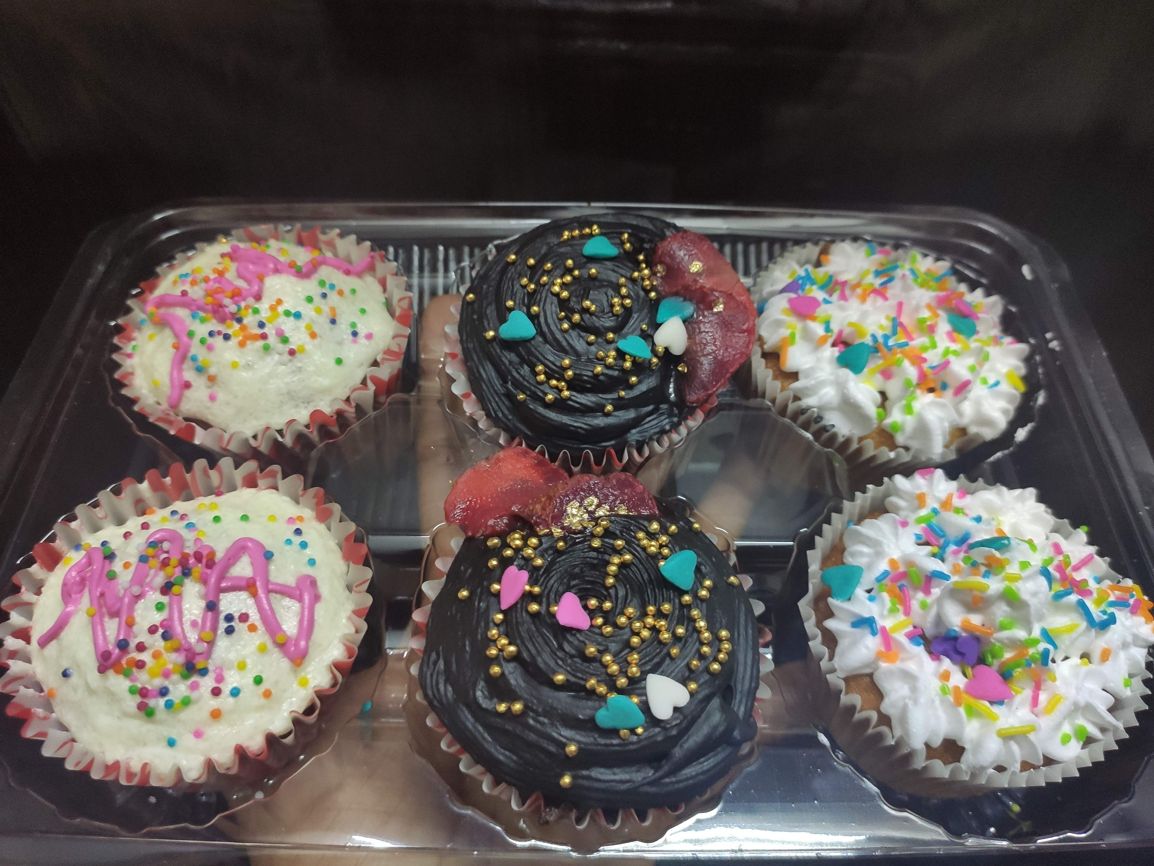 Food,Cupcake,Sprinkles,Baking,Sweetness,Buttercream,Dessert,Cuisine,Nonpareils,Icing