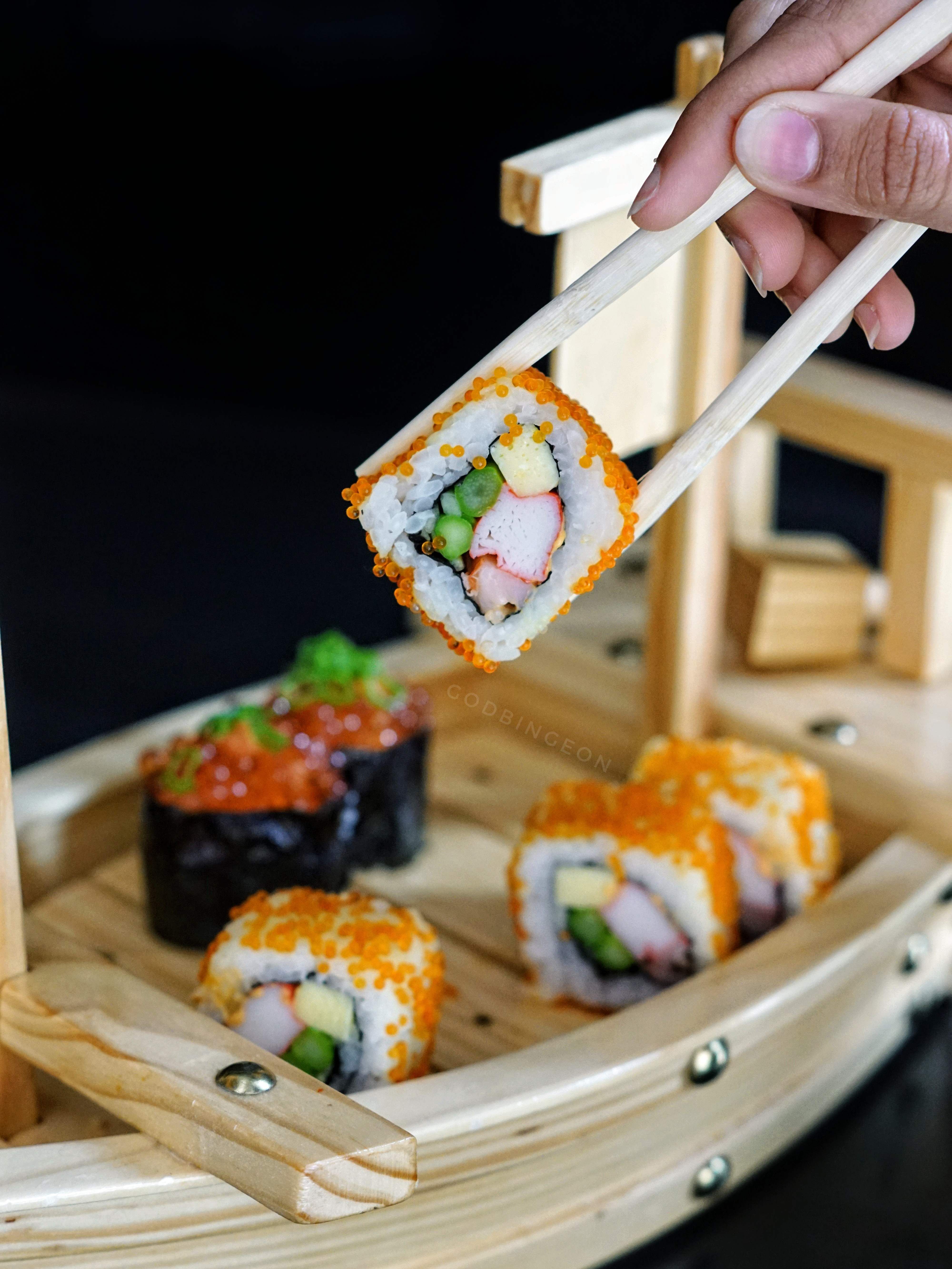 Dish,Food,Cuisine,Gimbap,Sushi,California roll,Chopsticks,Comfort food,Ingredient,Sakana