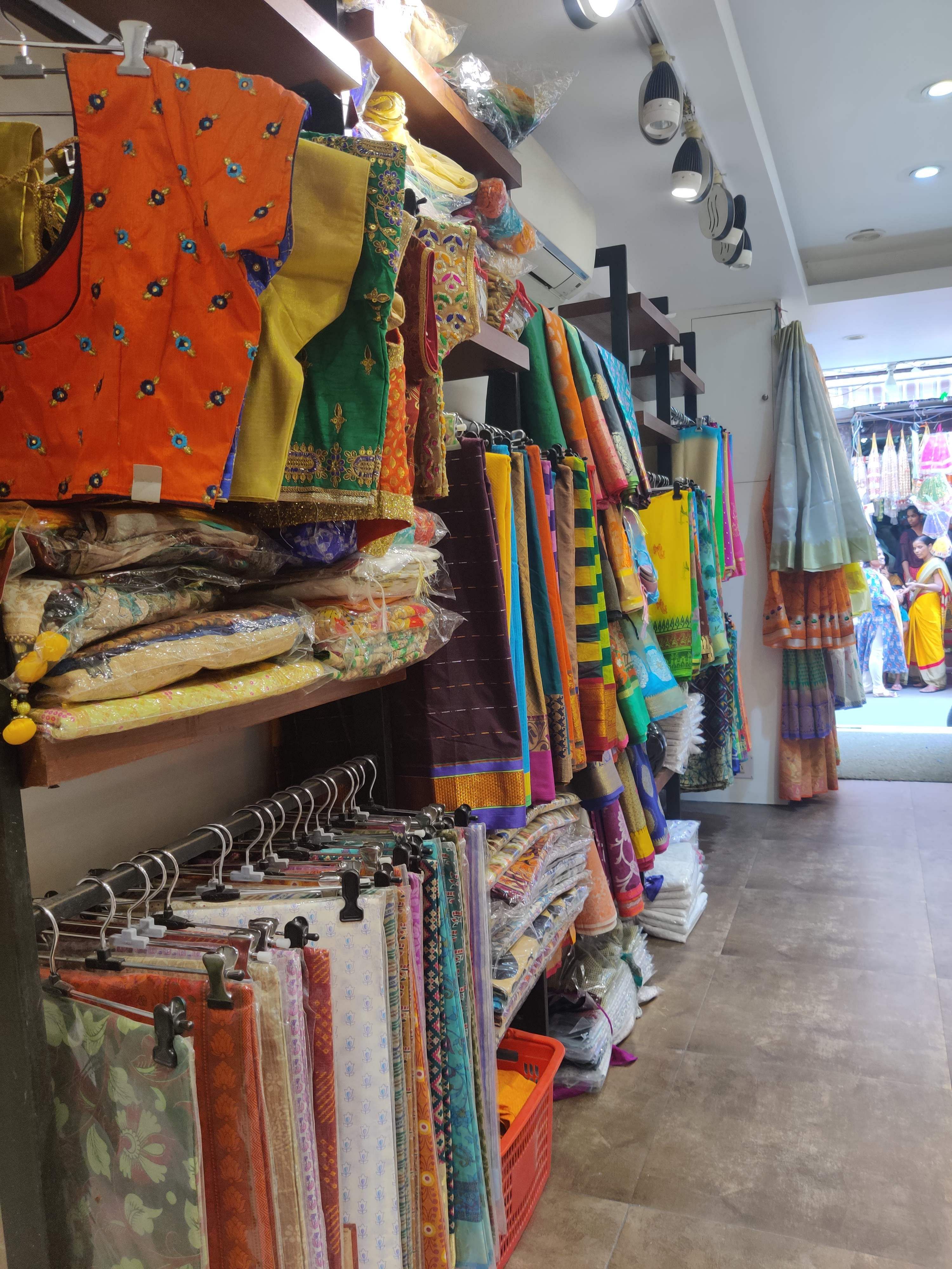 Outlet store,Bazaar,Textile,Boutique,Marketplace,Retail,Building,Room,Shopping,Market