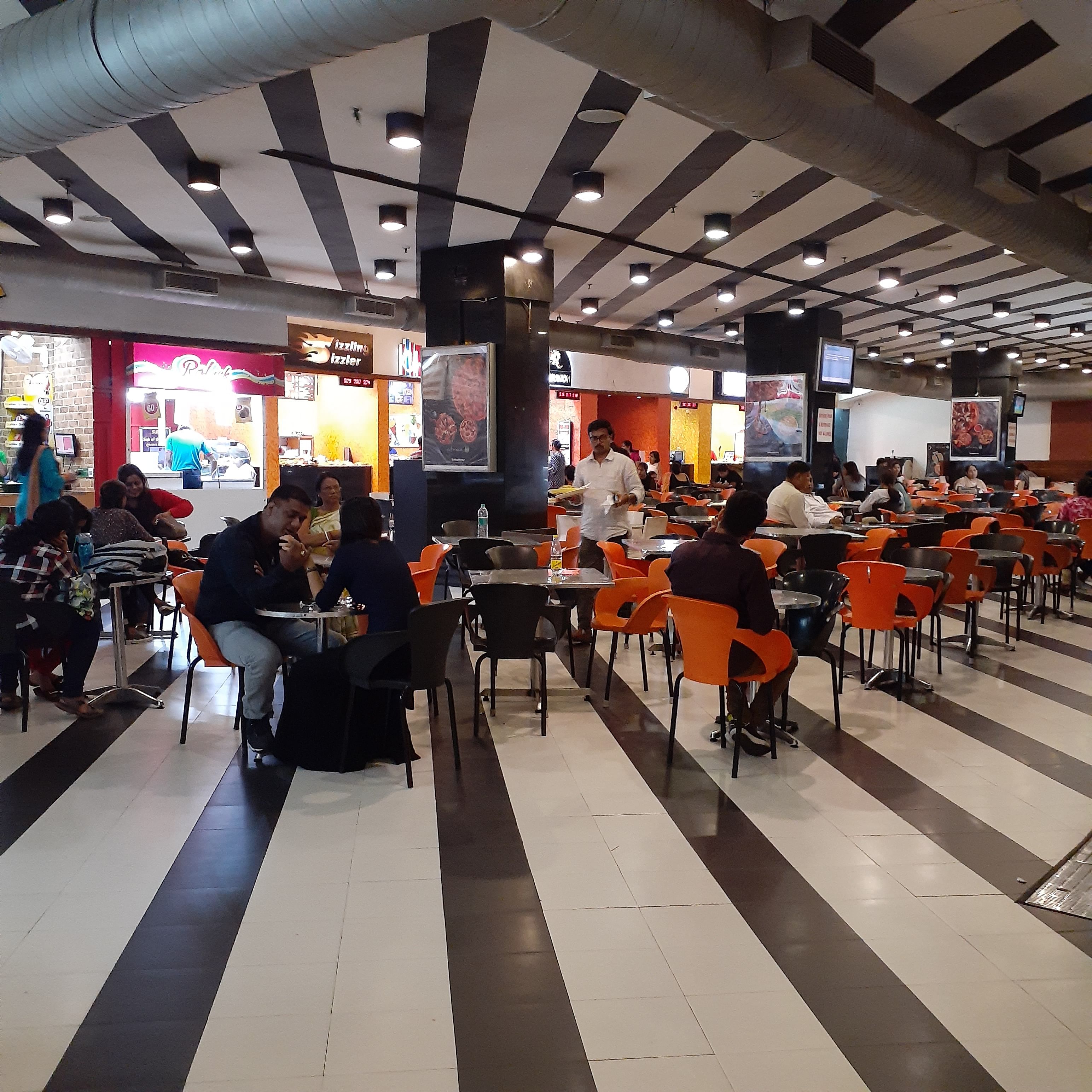 Restaurant,Food court,Cafeteria,Building,Interior design,Room,Café,Fast food restaurant,Table,Coffeehouse