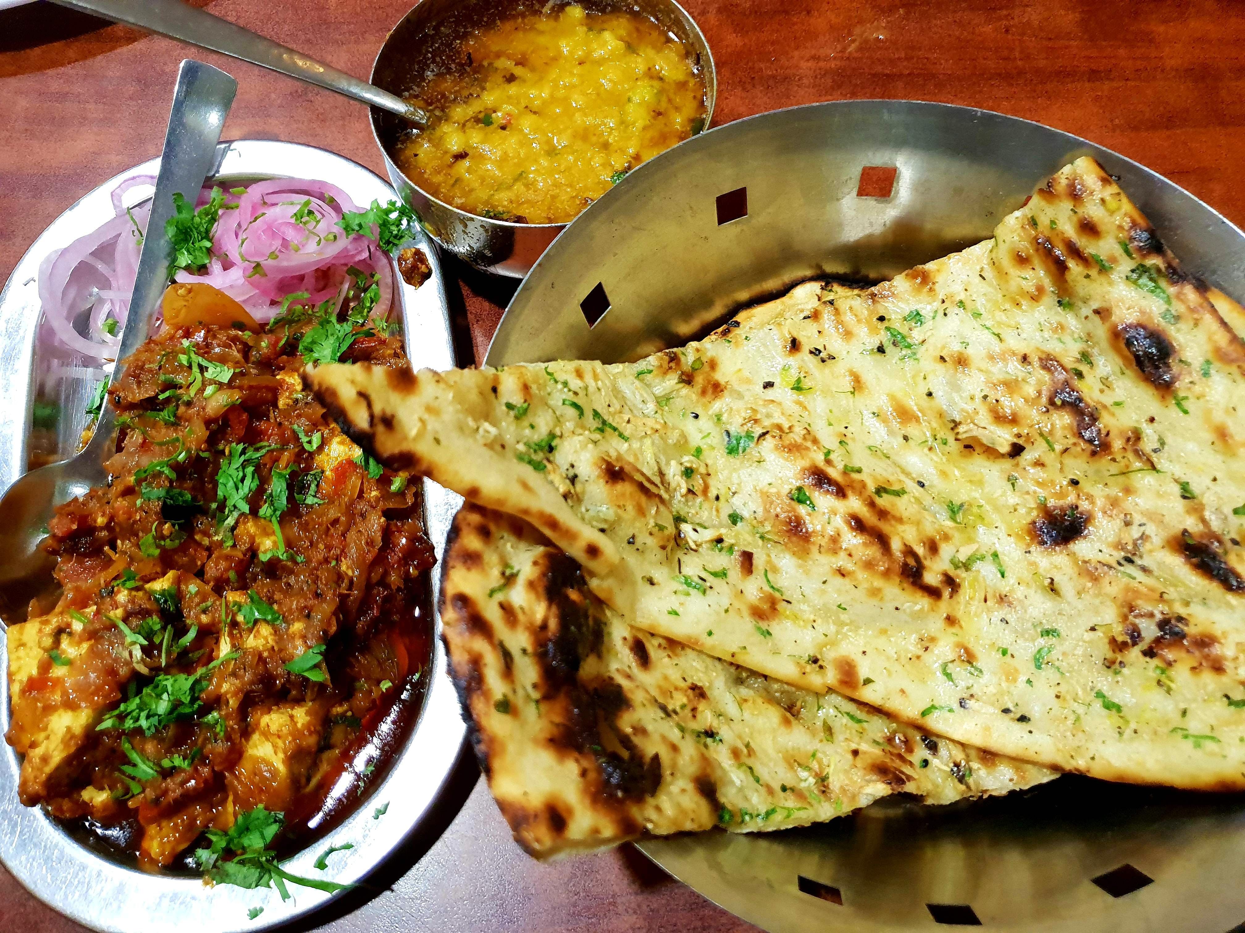 Dish,Food,Cuisine,Naan,Ingredient,Kulcha,Roti,Paratha,Punjabi cuisine,Flatbread