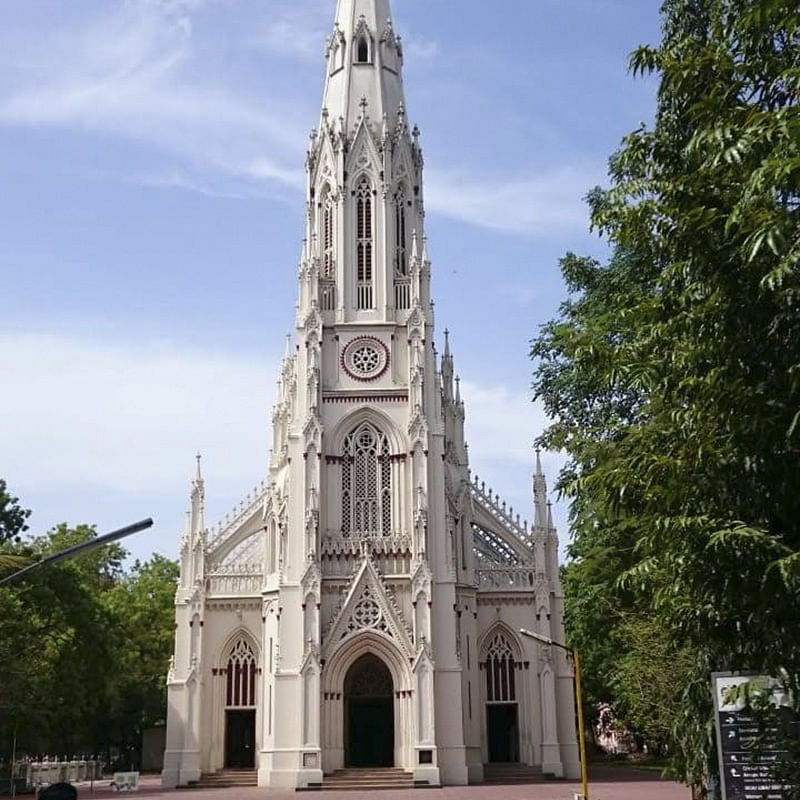 Landmark,Building,Place of worship,Architecture,Church,Steeple,Spire,Classical architecture,Chapel,Sky