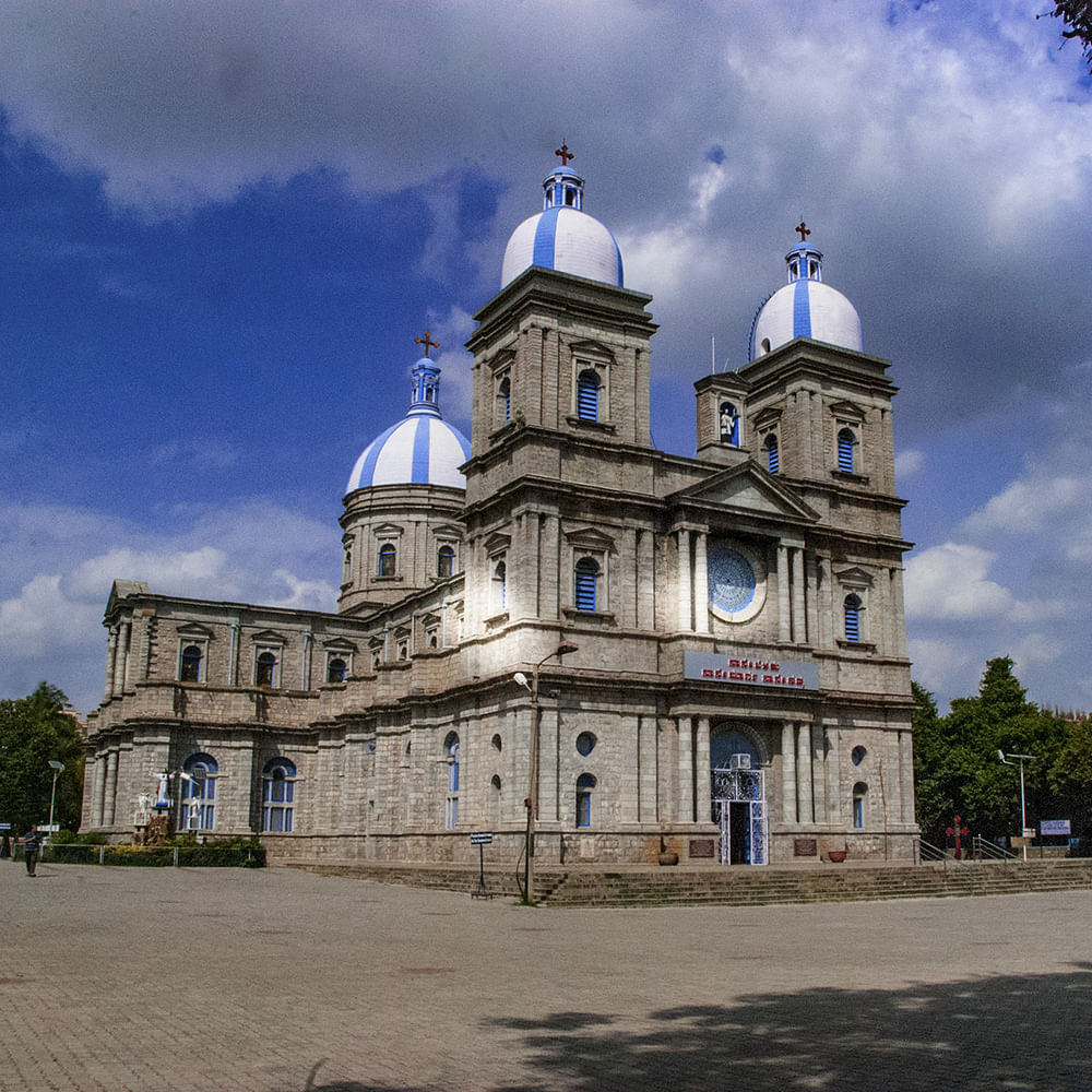 Landmark,Building,Architecture,Sky,Property,Estate,Château,Palace,Facade,Church