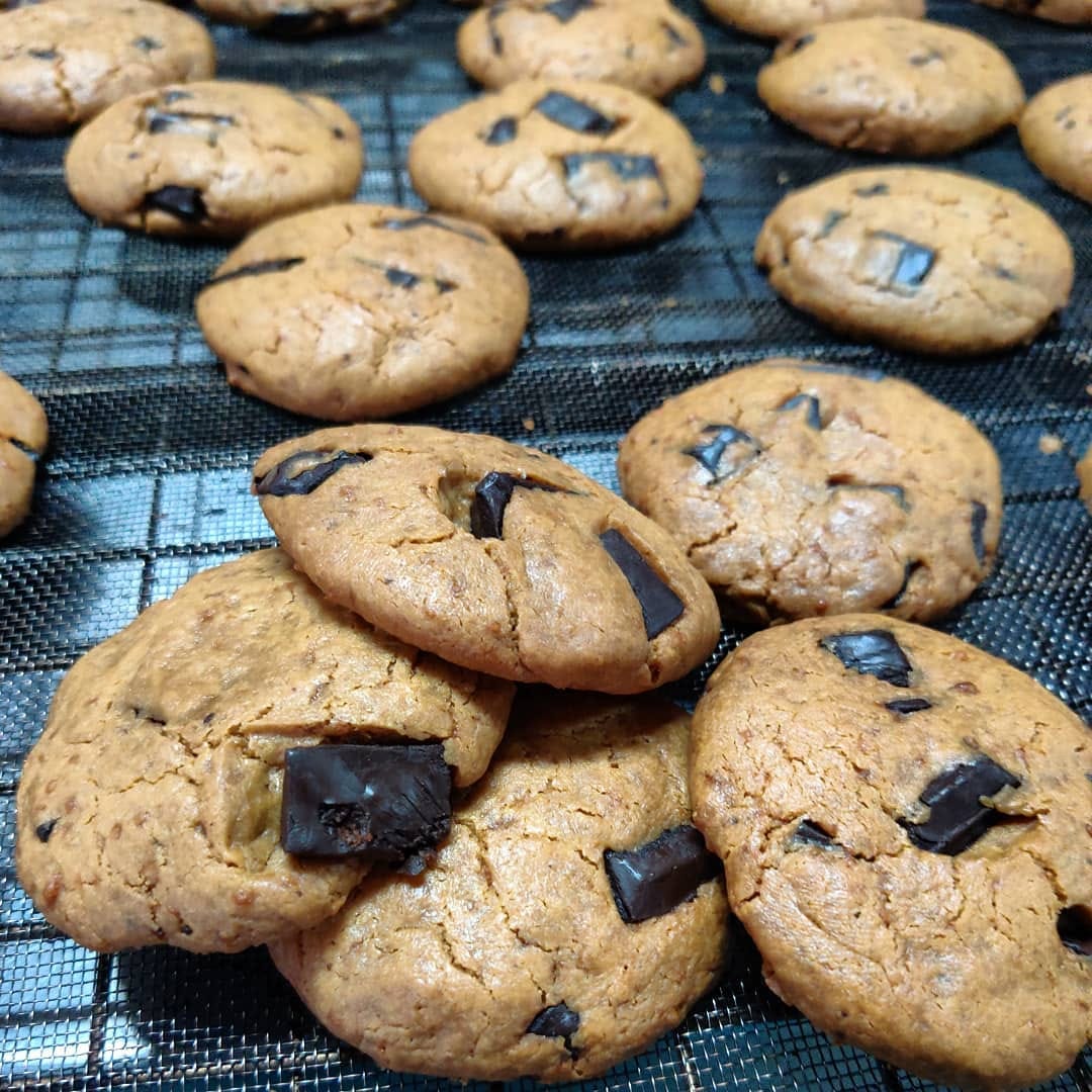 Food,Cookies and crackers,Snack,Baking,Chocolate chip cookie,Dish,Baked goods,Dessert,Cuisine,Oatmeal-raisin cookies