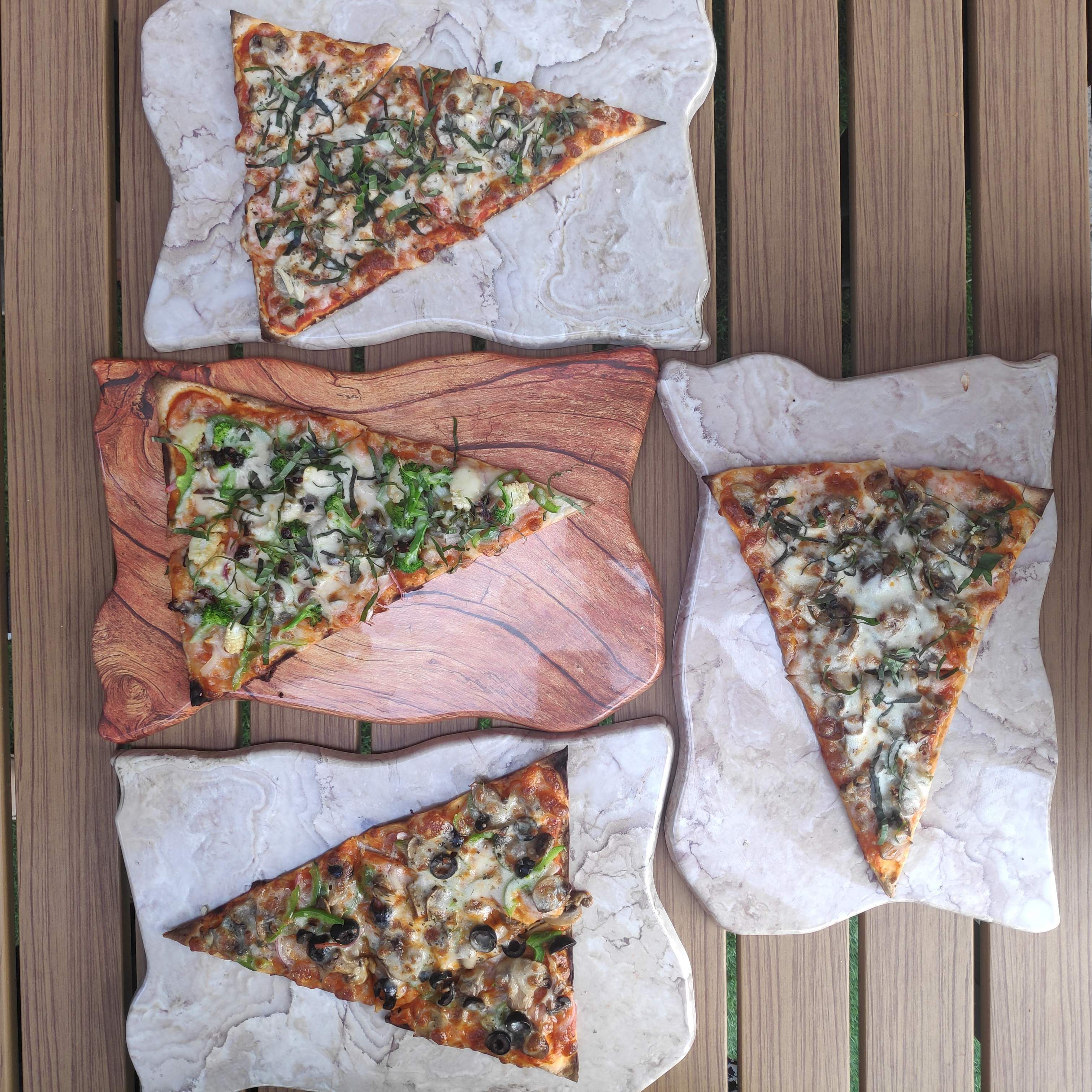 Dish,Food,Cuisine,Flatbread,Pizza,Ingredient,Manakish,Baked goods,Produce,Finger food