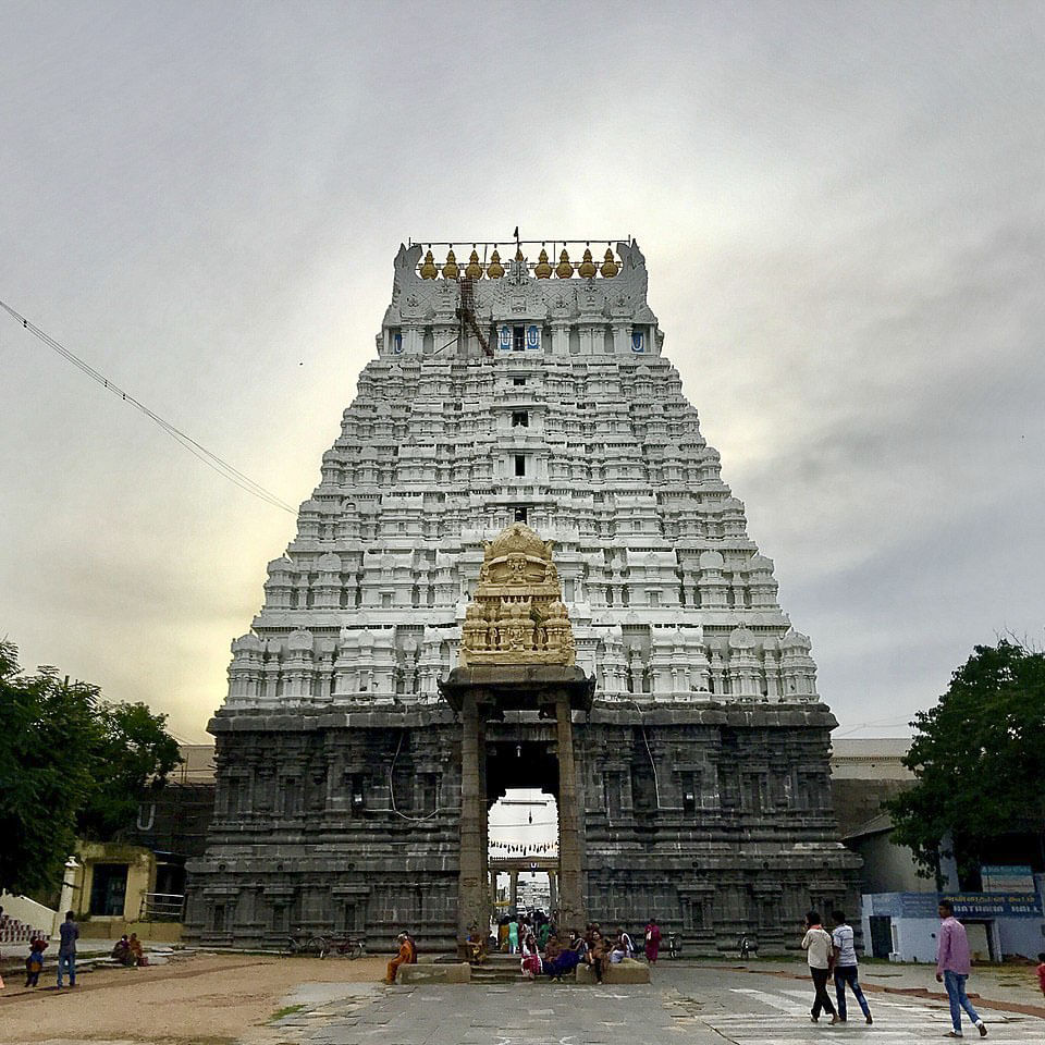 Hindu temple,Temple,Landmark,Historic site,Place of worship,Building,Sky,Architecture,Temple,Cloud