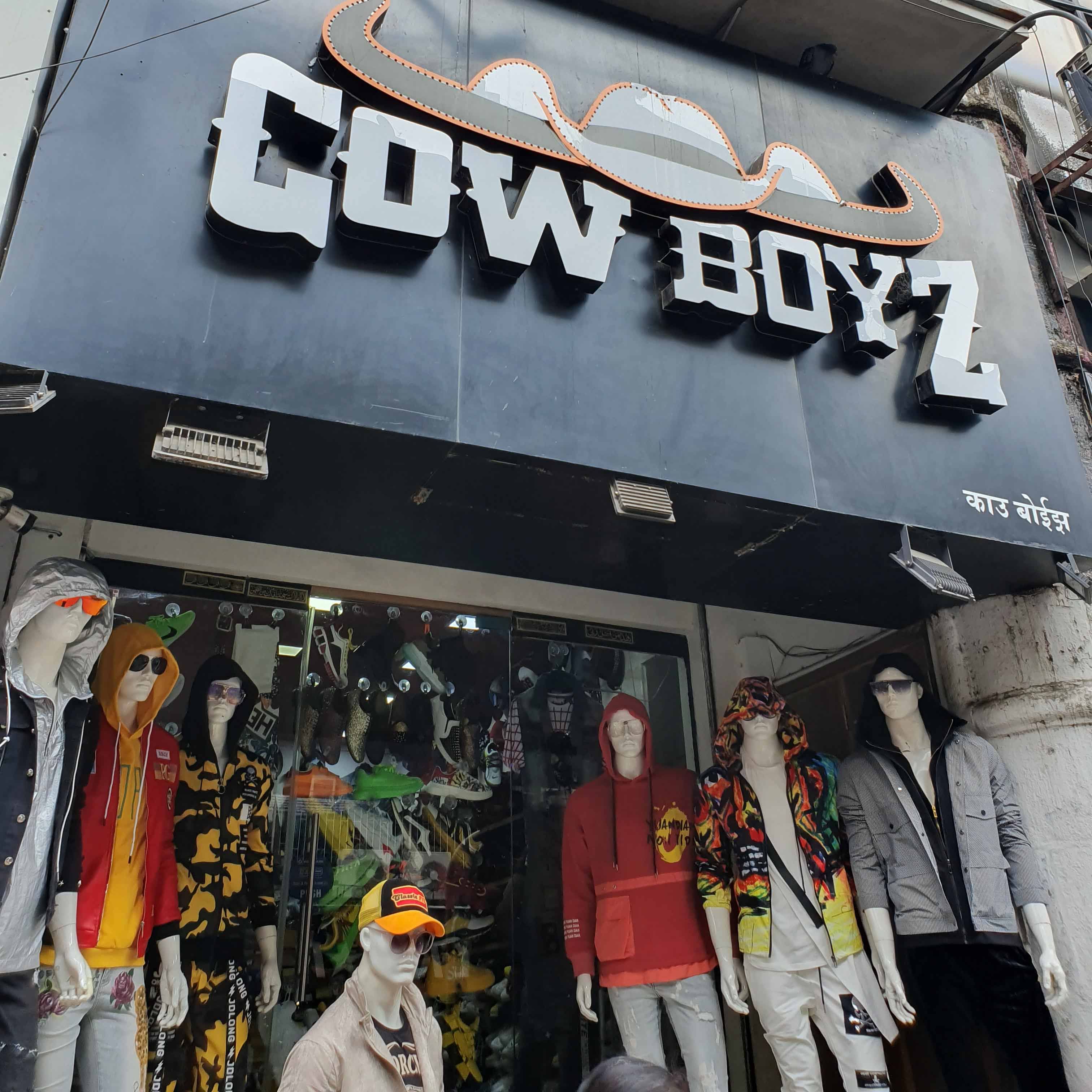 T-shirt,Building,Outlet store,Street,Sportswear,Boutique,Art