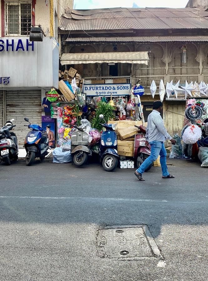 People,Public space,Mode of transport,Transport,Town,Vehicle,Street,Scooter,Tourism,Crowd