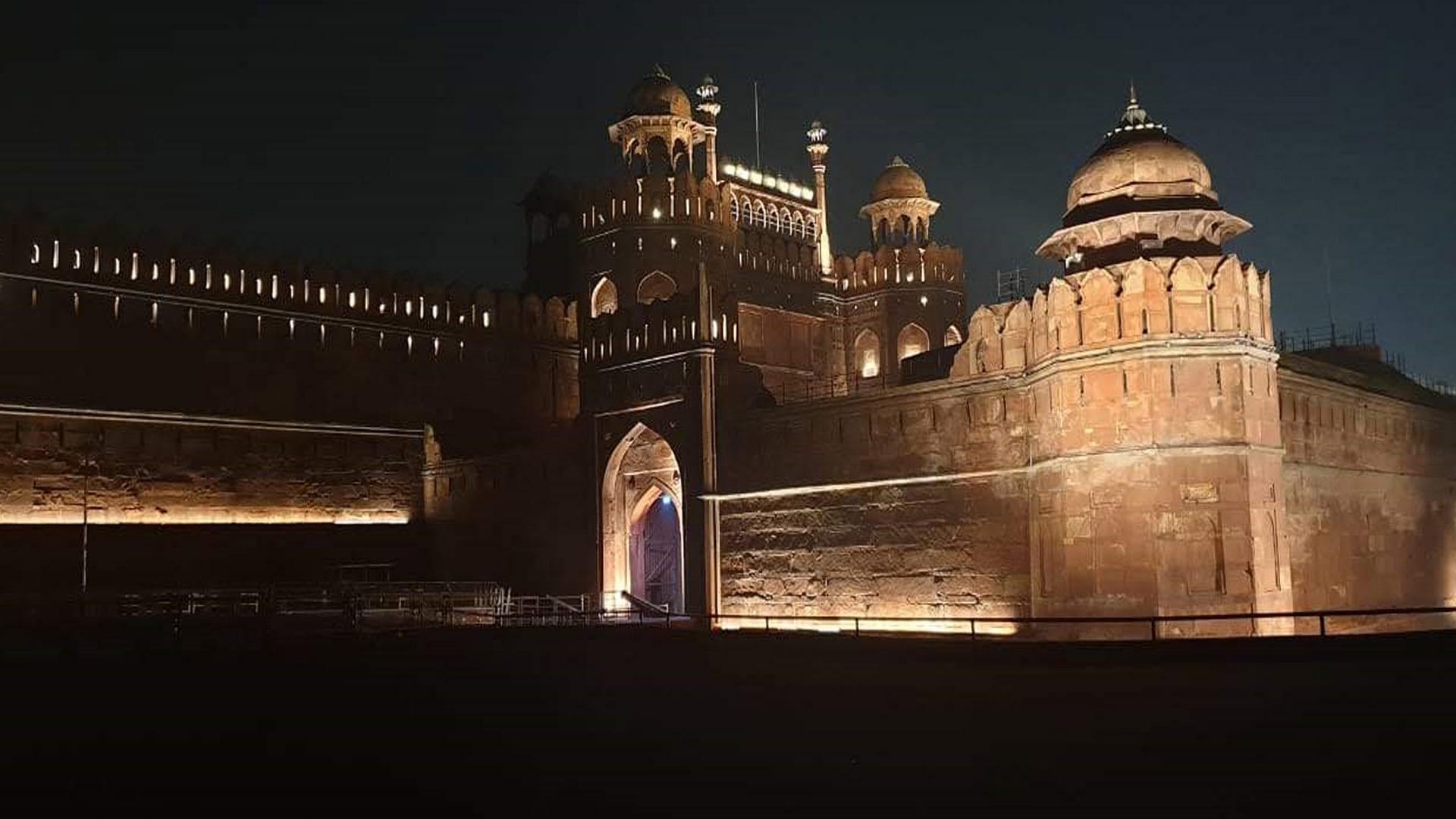 Landmark,Night,Architecture,Sky,Building,City,Tourist attraction,Fortification,Cloud,Facade