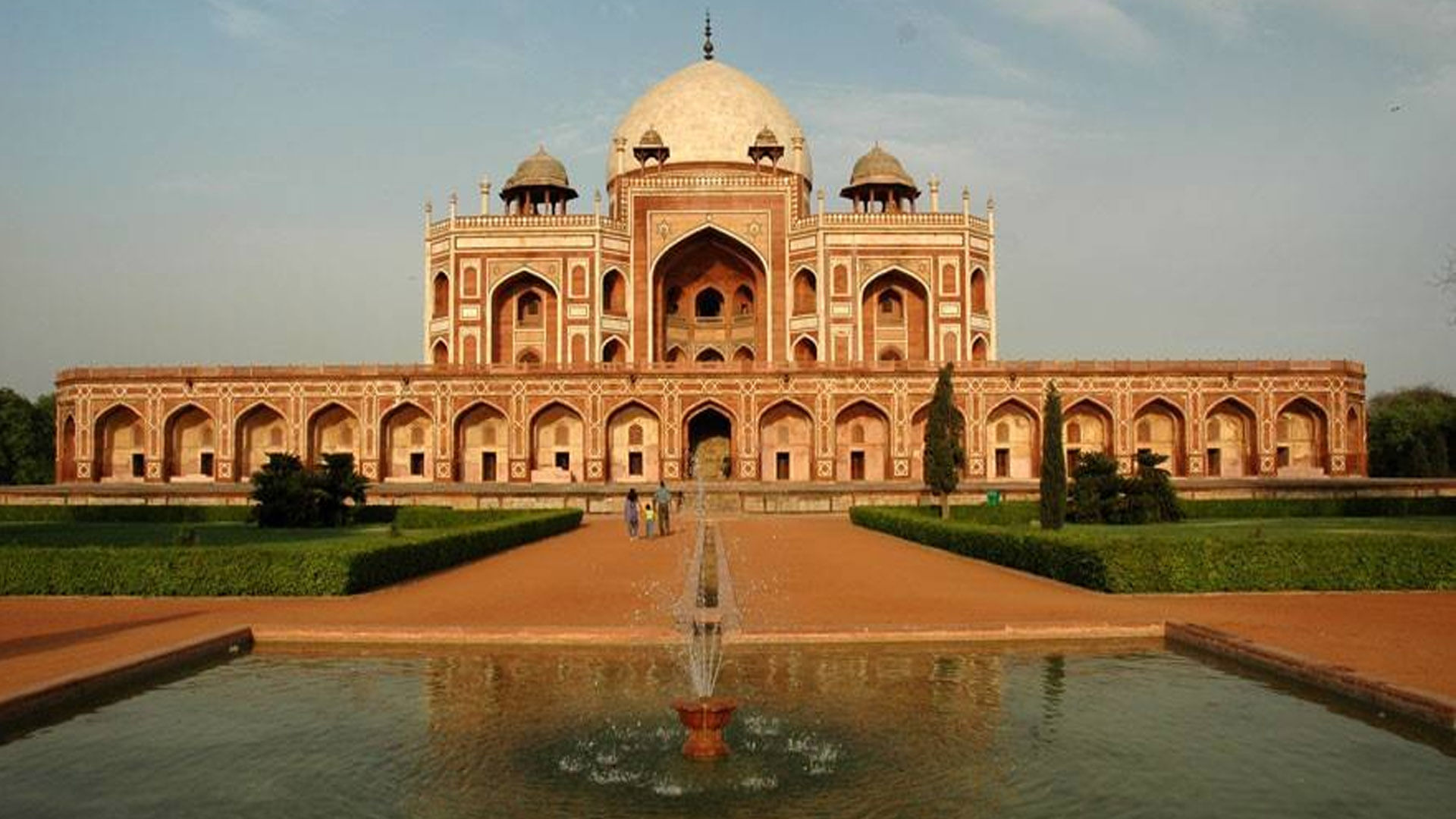 Landmark,Building,Reflecting pool,Holy places,Dome,Historic site,Architecture,Tomb,Classical architecture,Tourist attraction