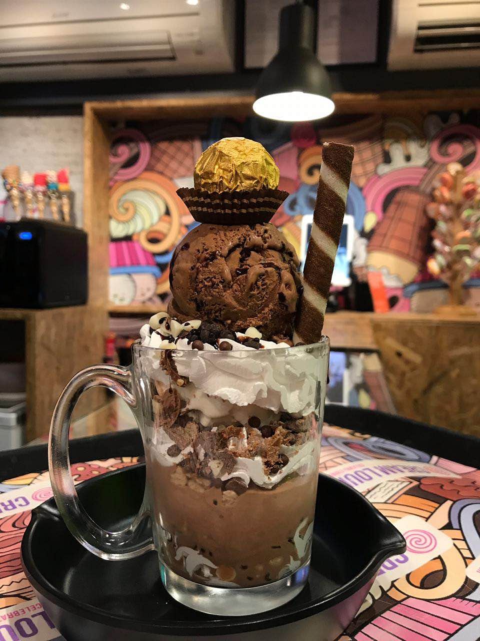Food,Chocolate ice cream,Sundae,Frozen dessert,Ice cream,Dessert,Cream,Cuisine,Dairy,Dish