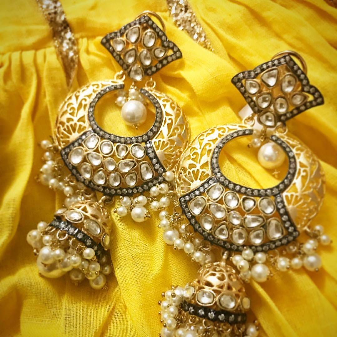 Jewellery,Fashion accessory,Earrings,Body jewelry,Diamond,Yellow,Pearl,Gold,Gemstone,Metal