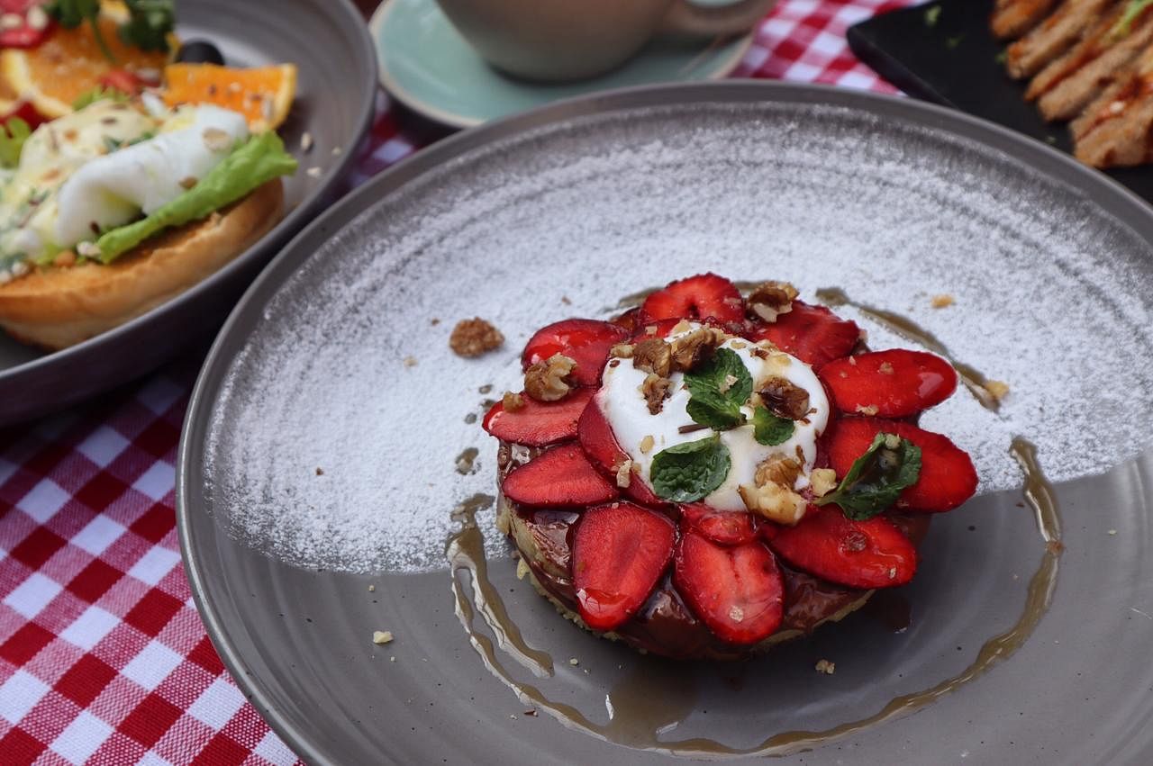 Dish,Food,Cuisine,Ingredient,Goat cheese,Caprese salad,Strawberry,Breakfast,Meal,Burrata