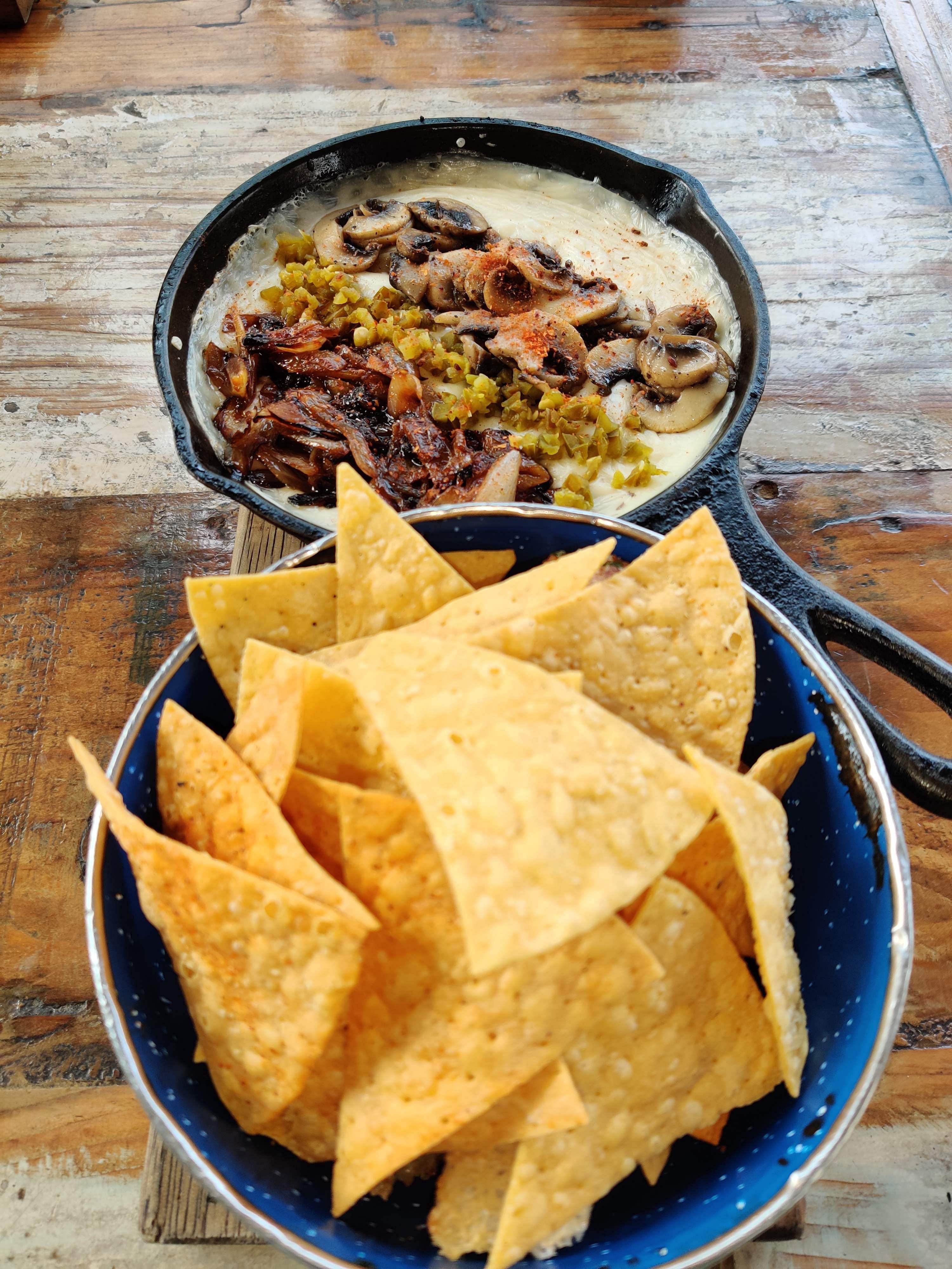 Dish,Food,Cuisine,Tortilla chip,Corn chip,Ingredient,Nachos,Junk food,Totopo,Comfort food