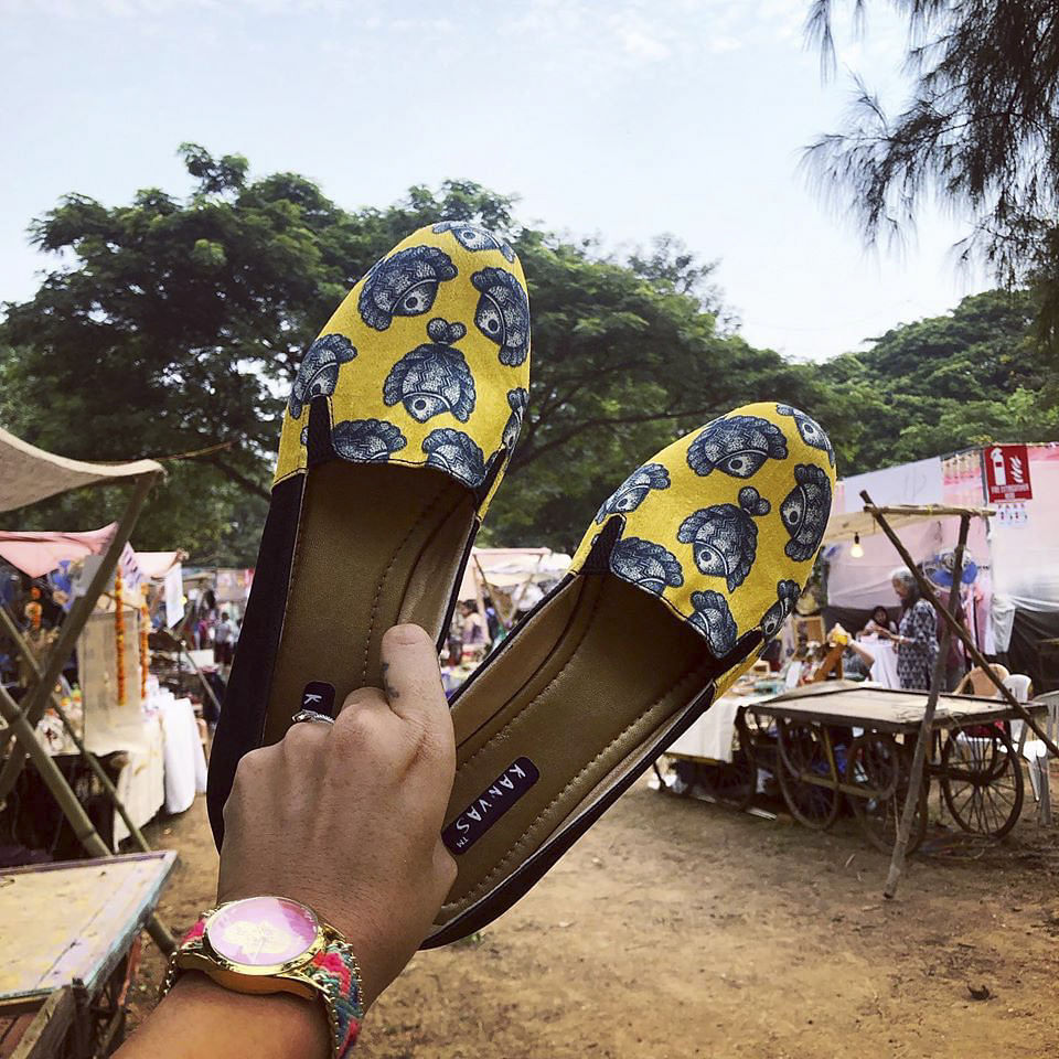 Footwear,Yellow,Shoe,Leg,Summer,Human leg,Hand,Plant,Photography,Foot