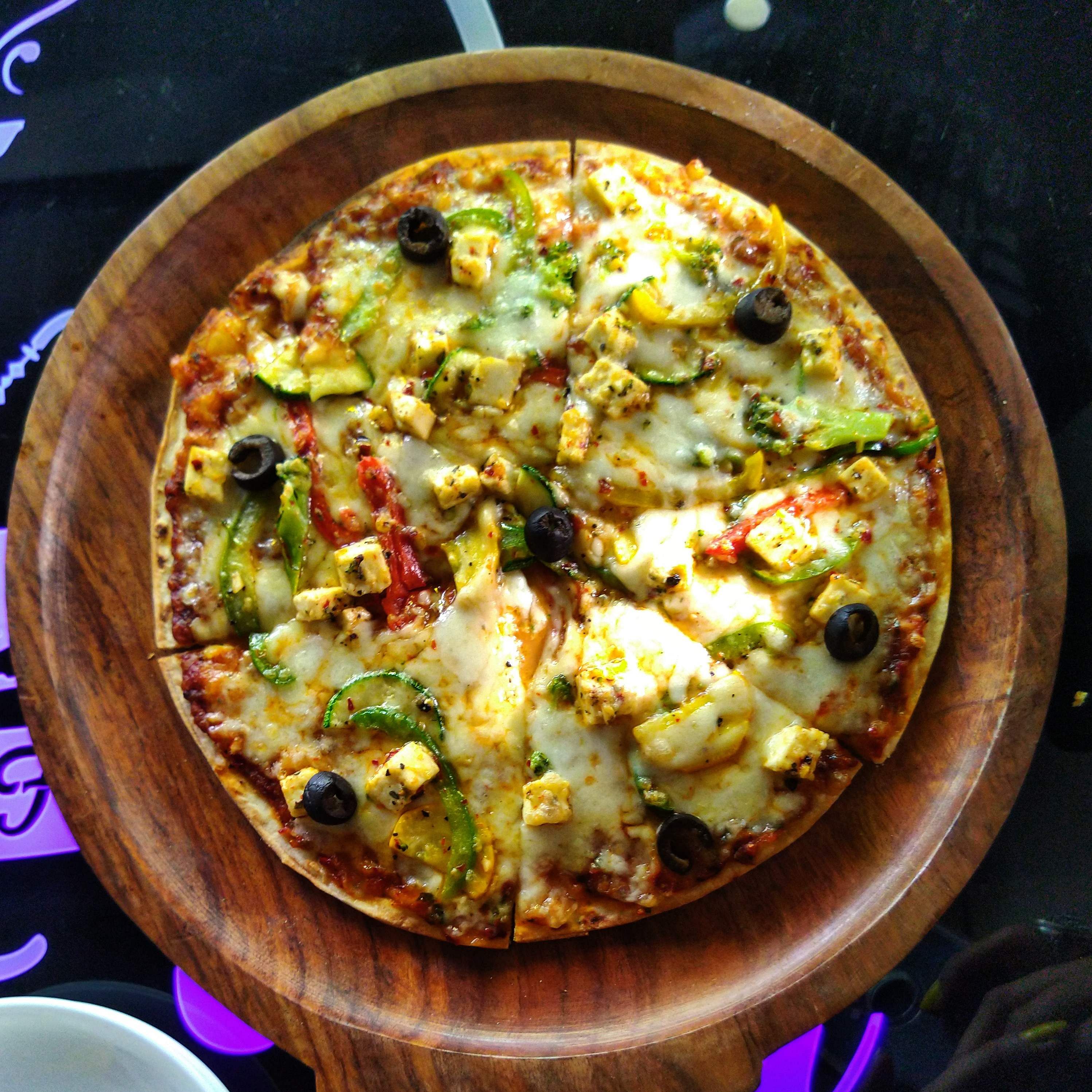 Dish,Food,Cuisine,Ingredient,Pizza,California-style pizza,Pizza cheese,Recipe,Produce,Pajeon