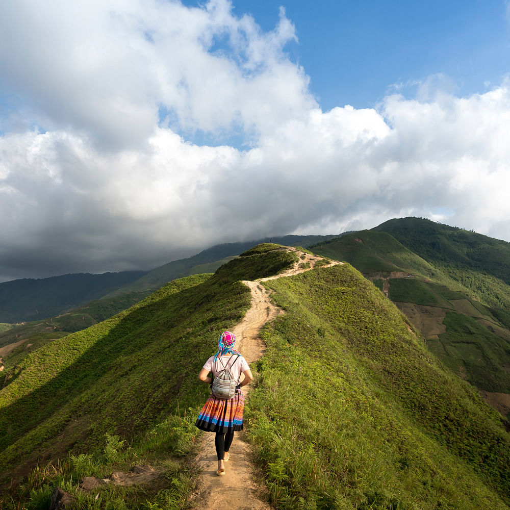 Highland,Mountainous landforms,People in nature,Mountain,Hill,Grassland,Ridge,Fell,Hill station,Sky