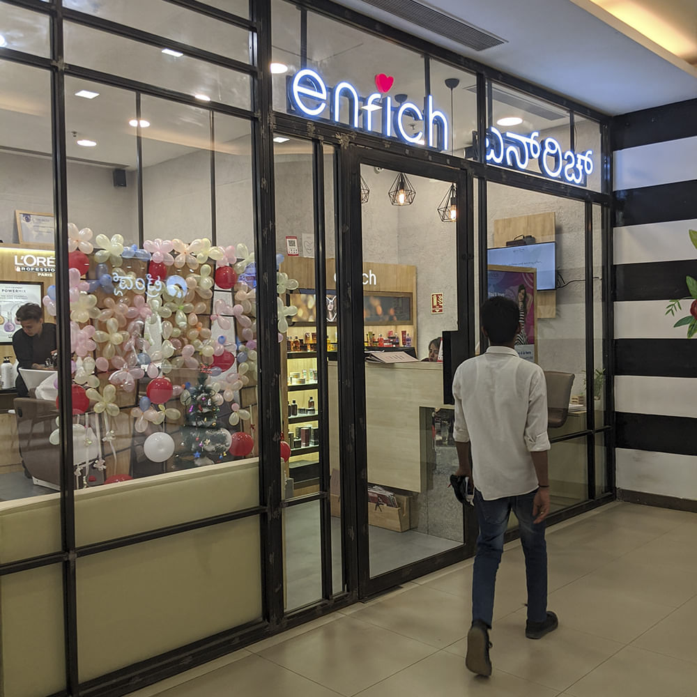 Outlet store,Building,Retail,Shopping mall,Trade