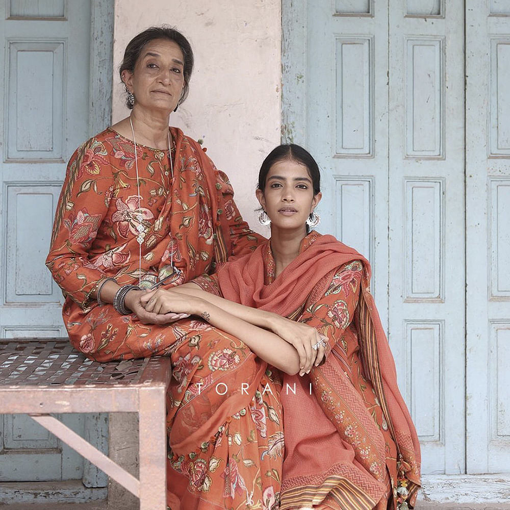 People,Sari,Lady,Temple,Tradition,Smile,Costume,Family