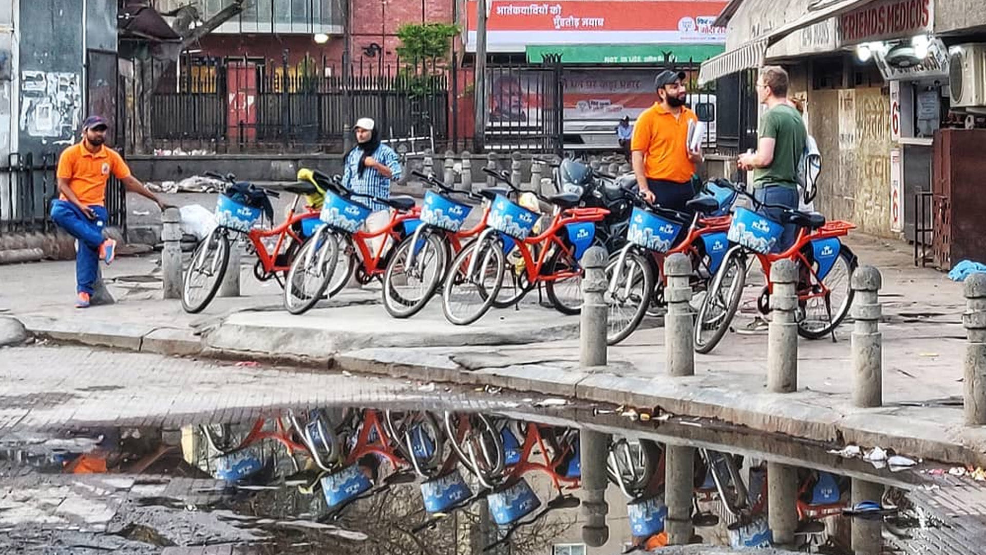 Mode of transport,Bicycle,Vehicle,Transport,Bicycle wheel,Cycling,Road bicycle,Urban area,Recreation,Street