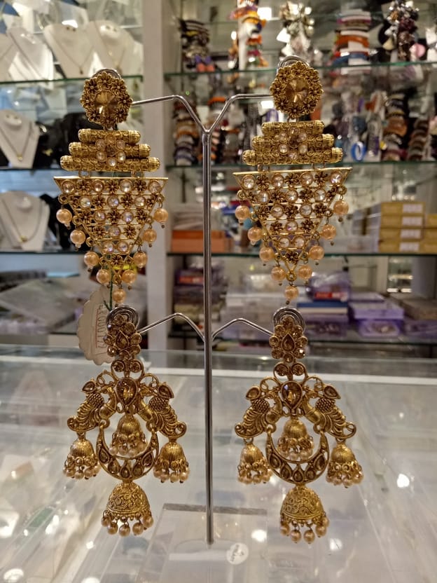 Gold,Metal,Fashion accessory,Jewellery,Crystal