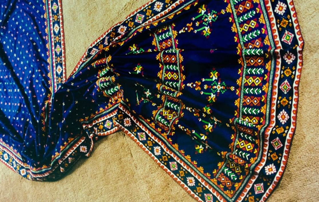 Blue,Pattern,Textile,Visual arts,Motif,Fashion accessory,Embroidery,Tie,Art