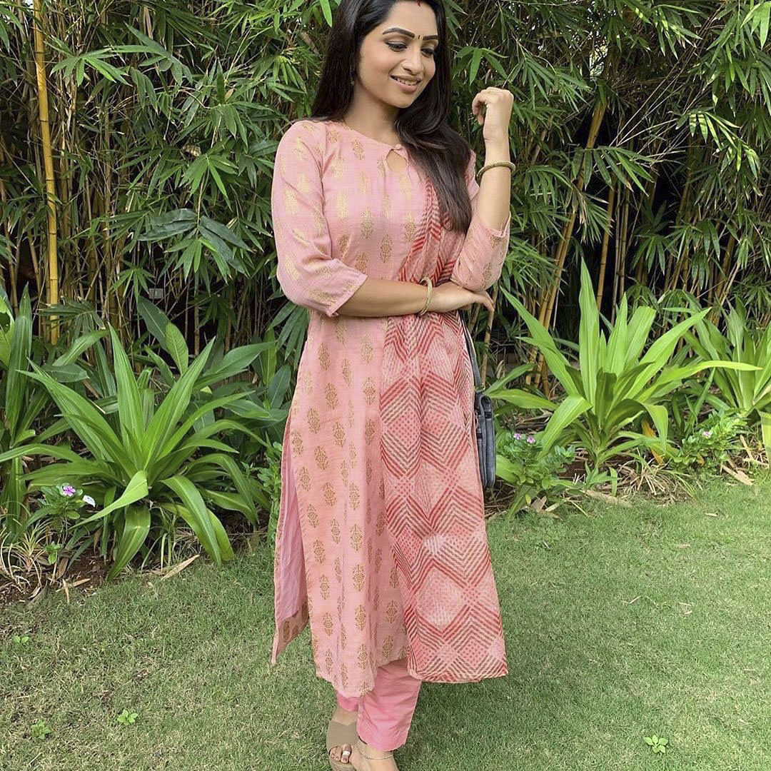 Clothing,Pink,Dress,Green,Peach,Formal wear,Fashion,Photo shoot,Lawn,Neck