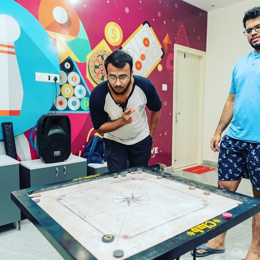 Room,Indoor games and sports,Table,Games,Leisure,T-shirt,Fun,Recreation,Furniture,Ping pong