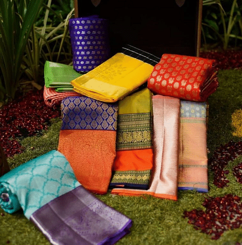 Textile,Patchwork,Linens,Pattern,Fashion accessory,Quilting,Quilt,Rectangle