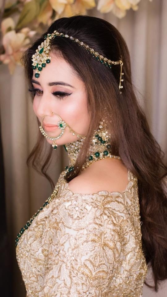 Hair,Headpiece,Hair accessory,Lady,Clothing,Hairstyle,Forehead,Fashion accessory,Eyebrow,Beauty