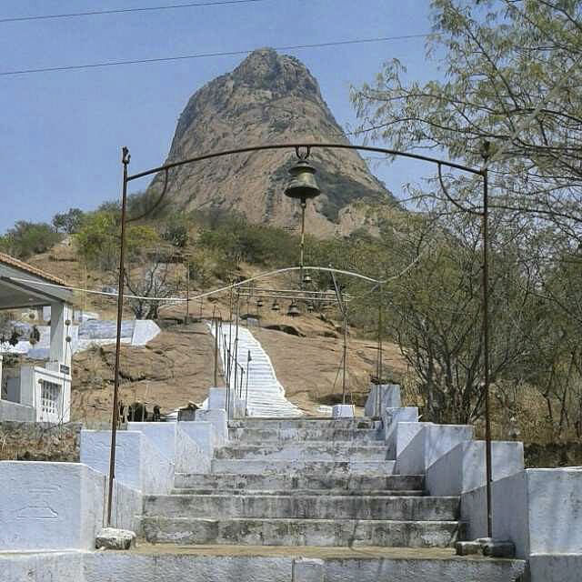 Wall,Monument,Historic site,Rock,Building,Memorial,Ancient history,Stupa