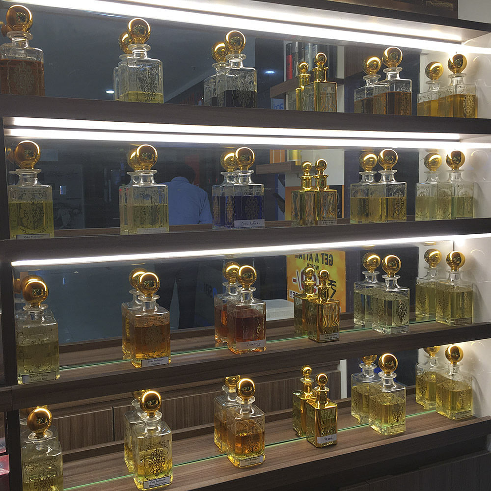 Display case,Collection,Shelf,Brass,Distilled beverage,Metal,Museum