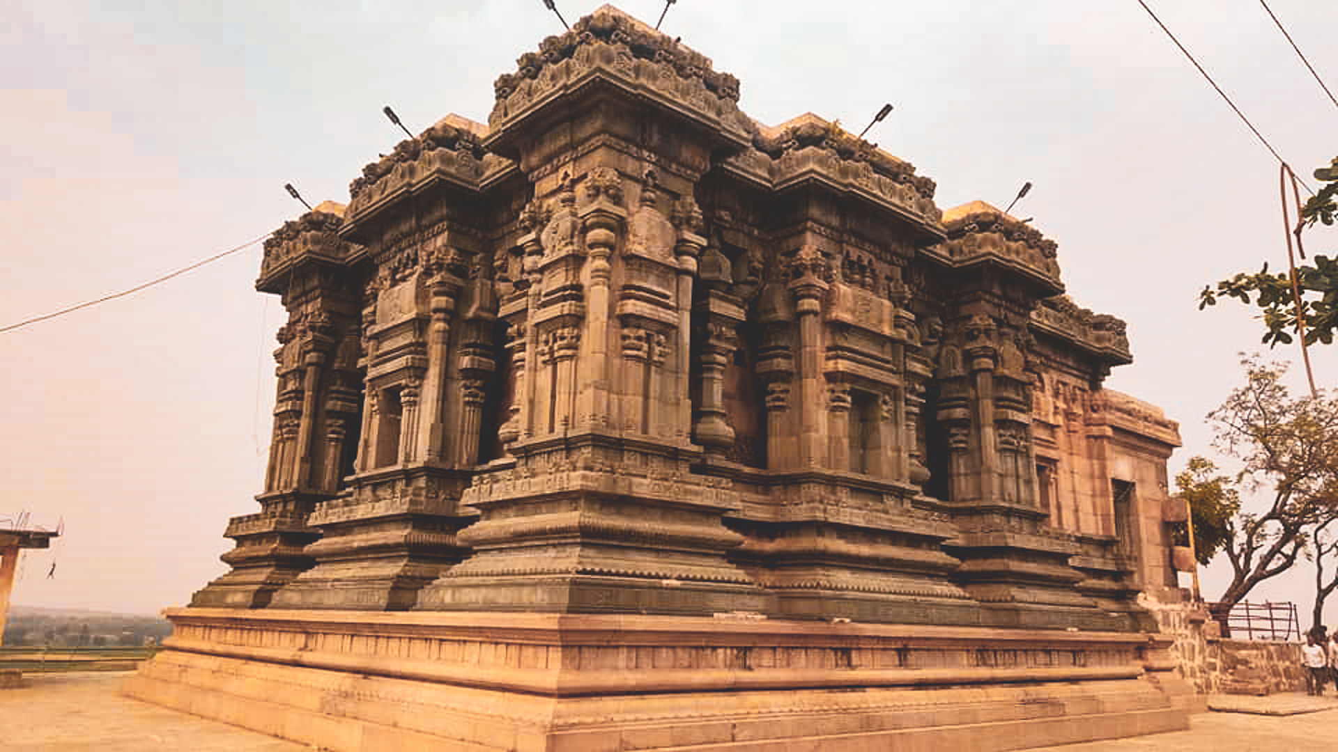 Hindu temple,Temple,Landmark,Architecture,Classical architecture,Building,Historic site,Place of worship,Ancient history,Temple