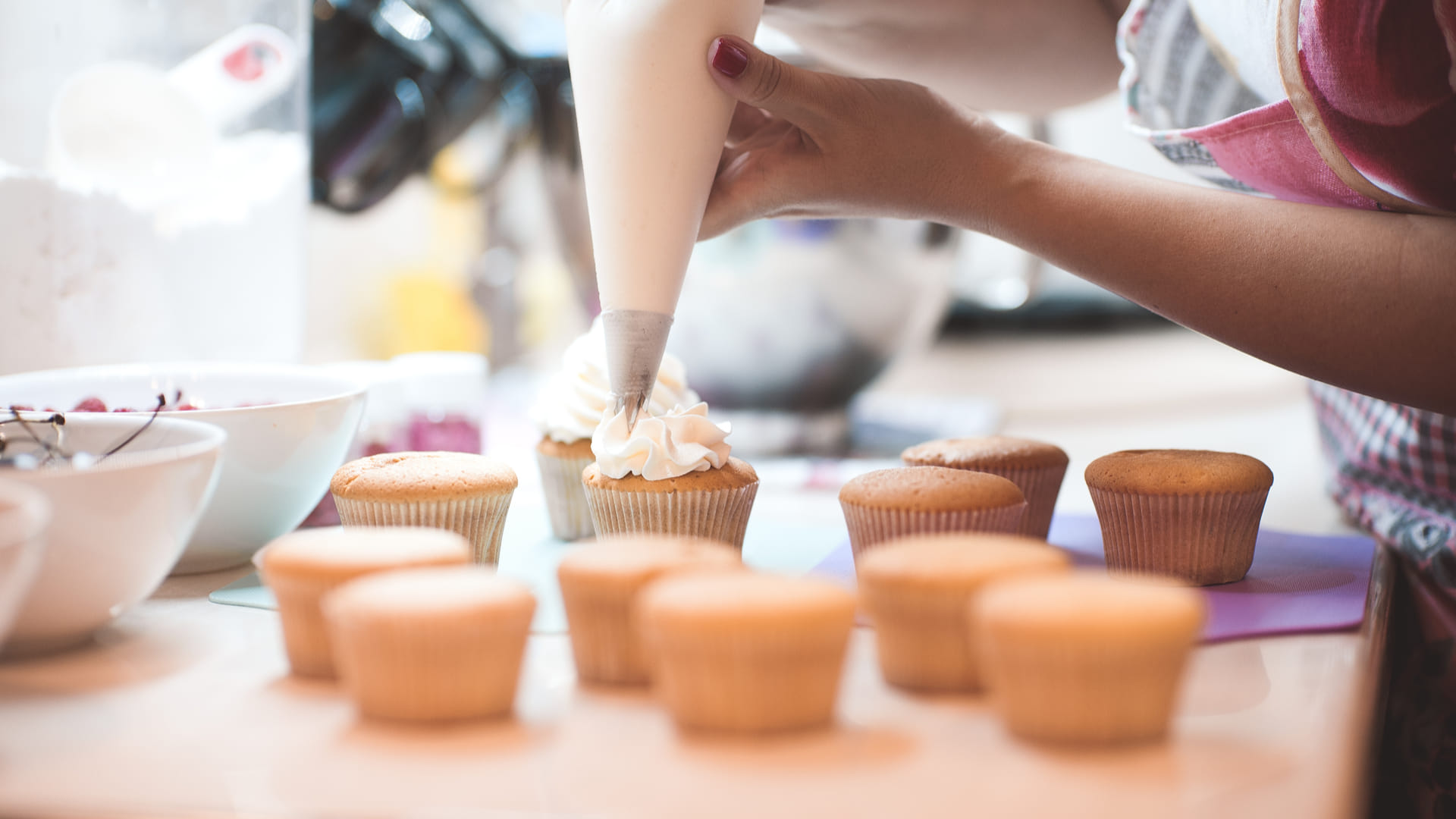 Food,Baking,Cupcake,Icing,Hand,Cup,Sweetness,Buttercream,Dessert,Cuisine