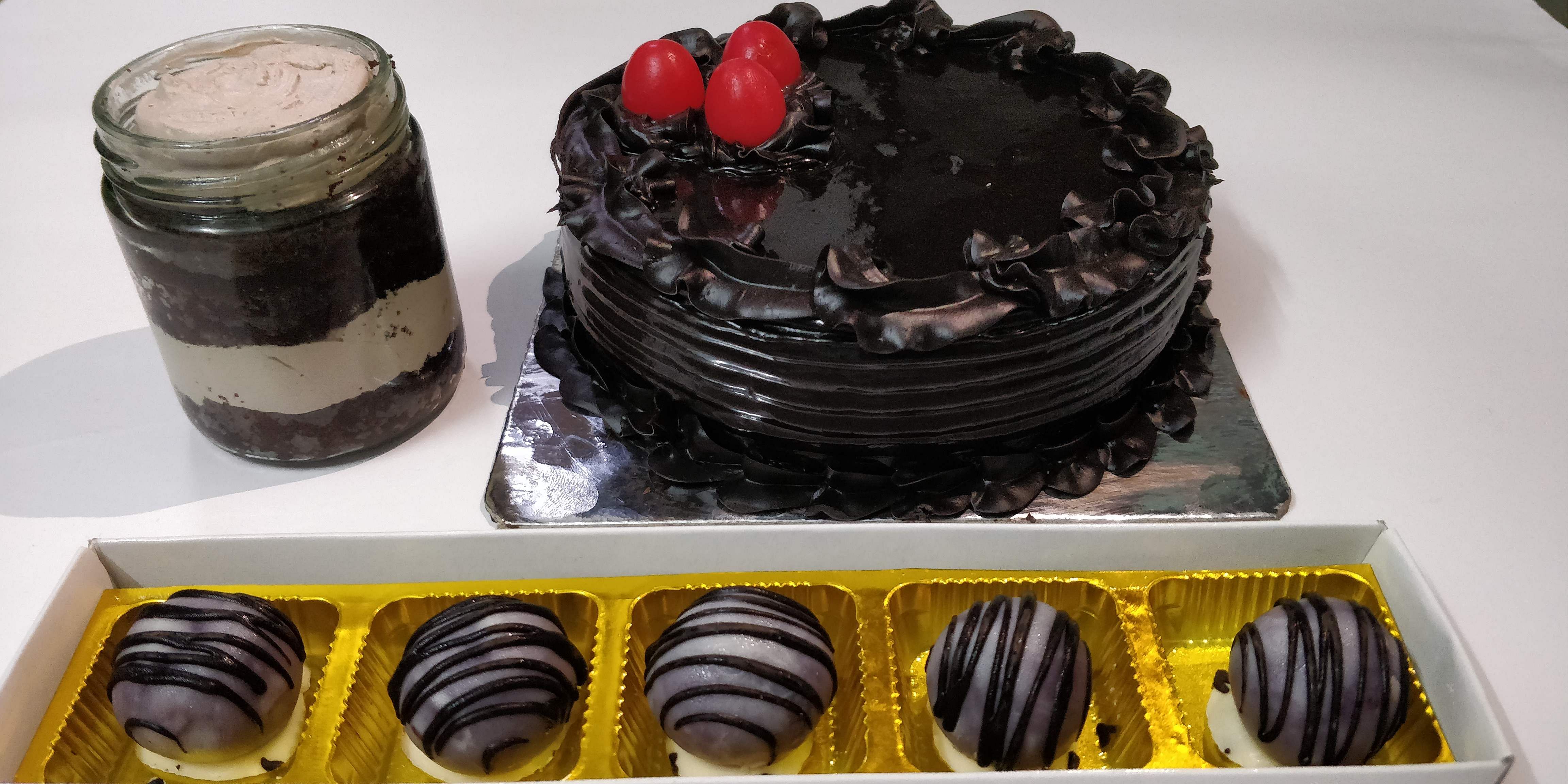 Cake,Dessert,Food,Chocolate cake,Baked goods,Chocolate,Cuisine,Ganache,Baking,Torte