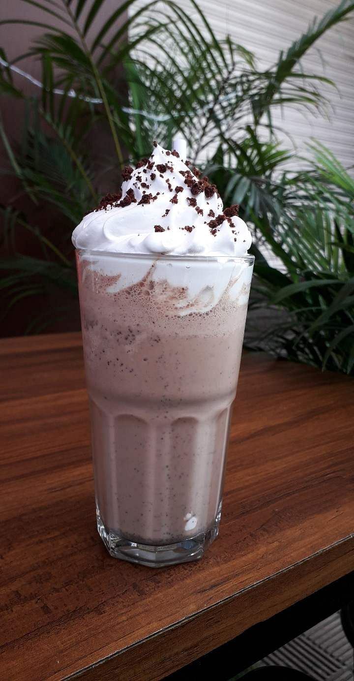 Food,Drink,Milkshake,Irish cream,Whipped cream,Cream,Non-alcoholic beverage,Frappé coffee,Dessert,Hot chocolate