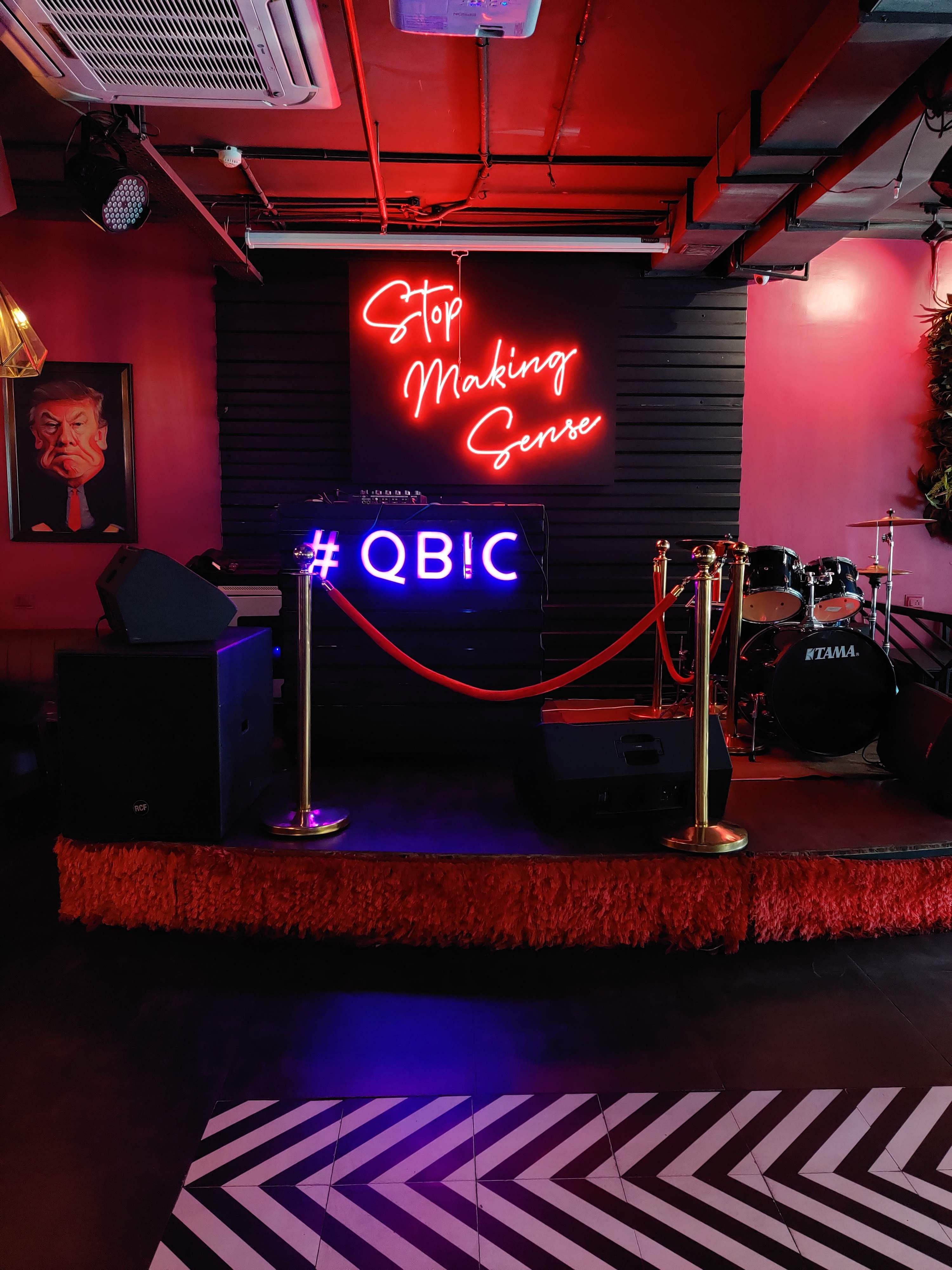 Neon,Light,Visual effect lighting,Lighting,Neon sign,Technology,Stage,Electronic signage,Room,Magenta