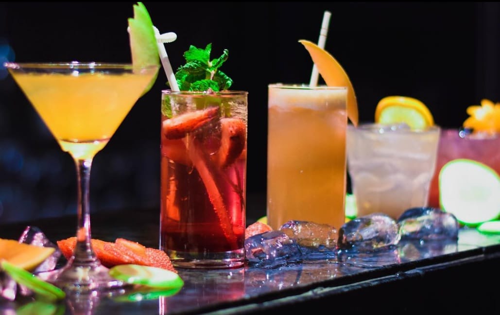 Drink,Cocktail garnish,Rum swizzle,Alcoholic beverage,Cocktail,Distilled beverage,Classic cocktail,Juice,Non-alcoholic beverage,Mai tai