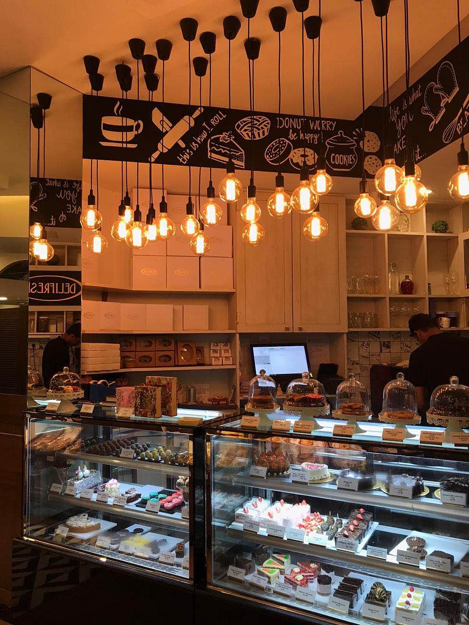 Lighting,Pâtisserie,Building,Bakery,Interior design,Restaurant,Food,Cuisine,Brunch,Food court