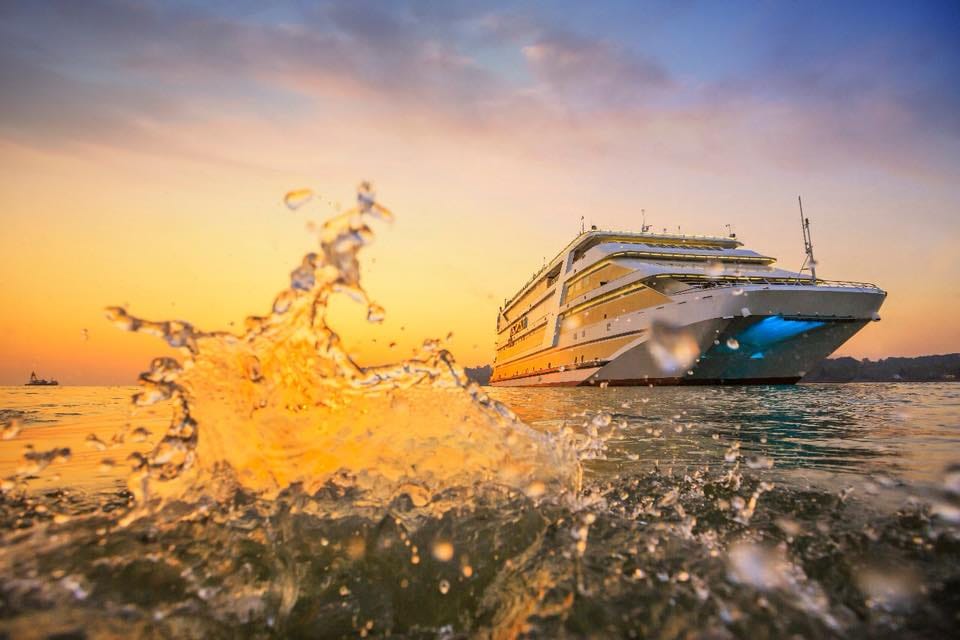 Vehicle,Shipwreck,Boat,Ship,Mode of transport,Water transportation,Watercraft,Horizon,Sea,Naval architecture